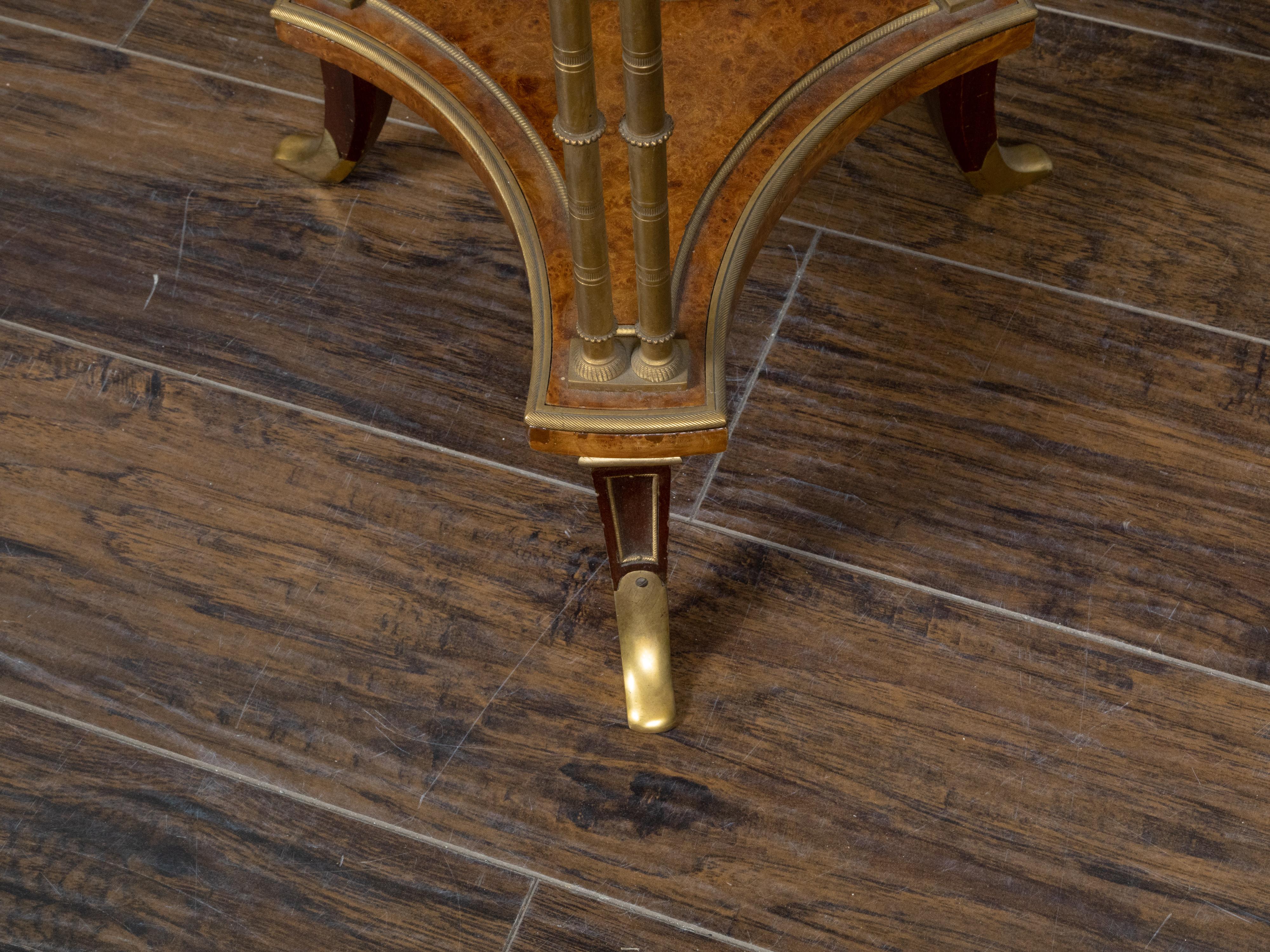 Bronze- Guridon-Tisch aus dem 19. Jahrhundert mit schwarzer Marmorplatte und Wurzelholz-Regale im Angebot 3