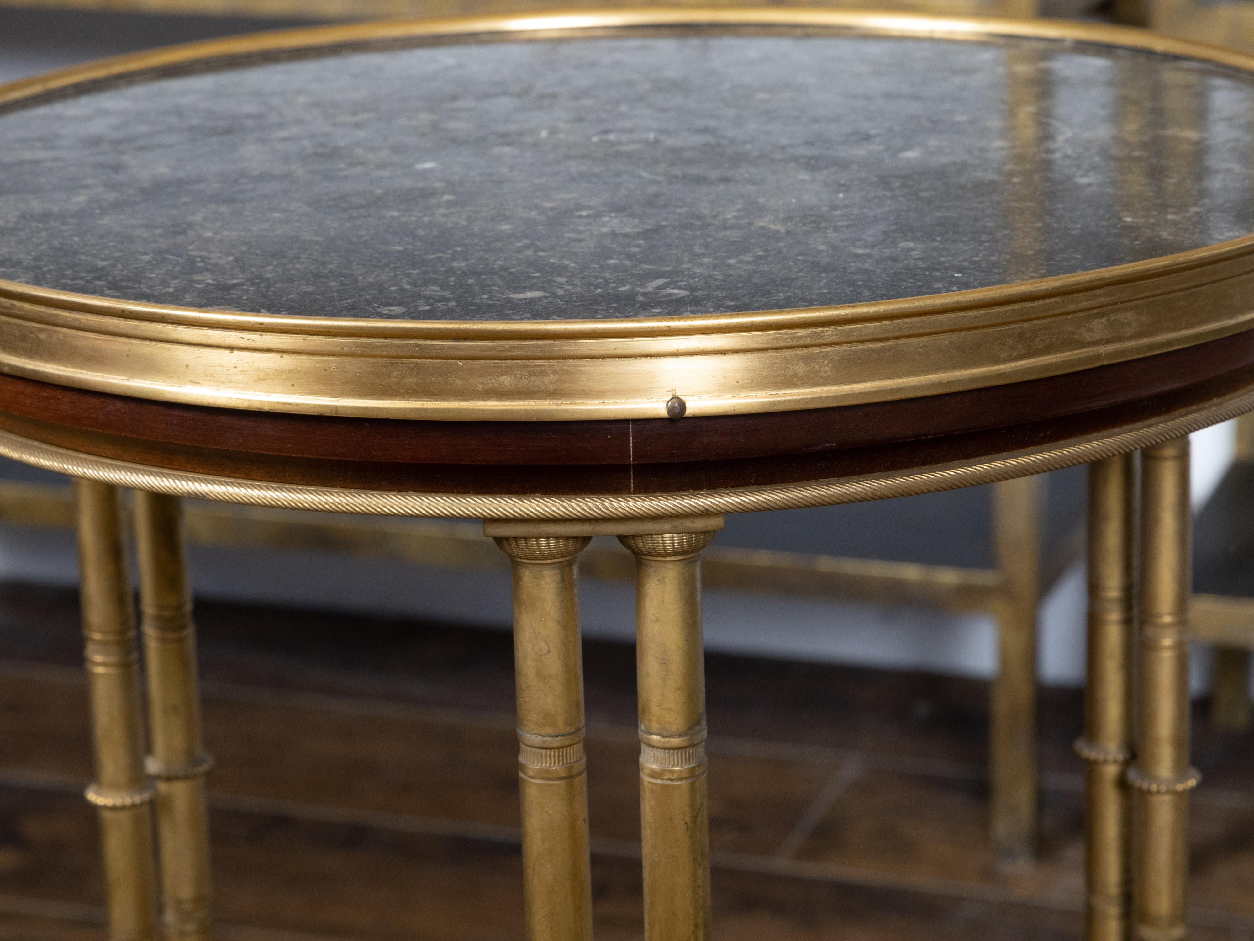 Table Guridon française du 19ème siècle en bronze avec plateau en marbre noir et étagère en broussin en vente 3