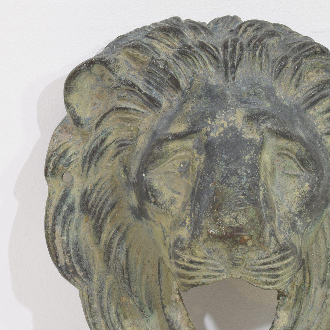 Französischer Löwenbrunnenkopf aus Bronze aus dem 19. Jahrhundert im Zustand „Gut“ im Angebot in Buisson, FR