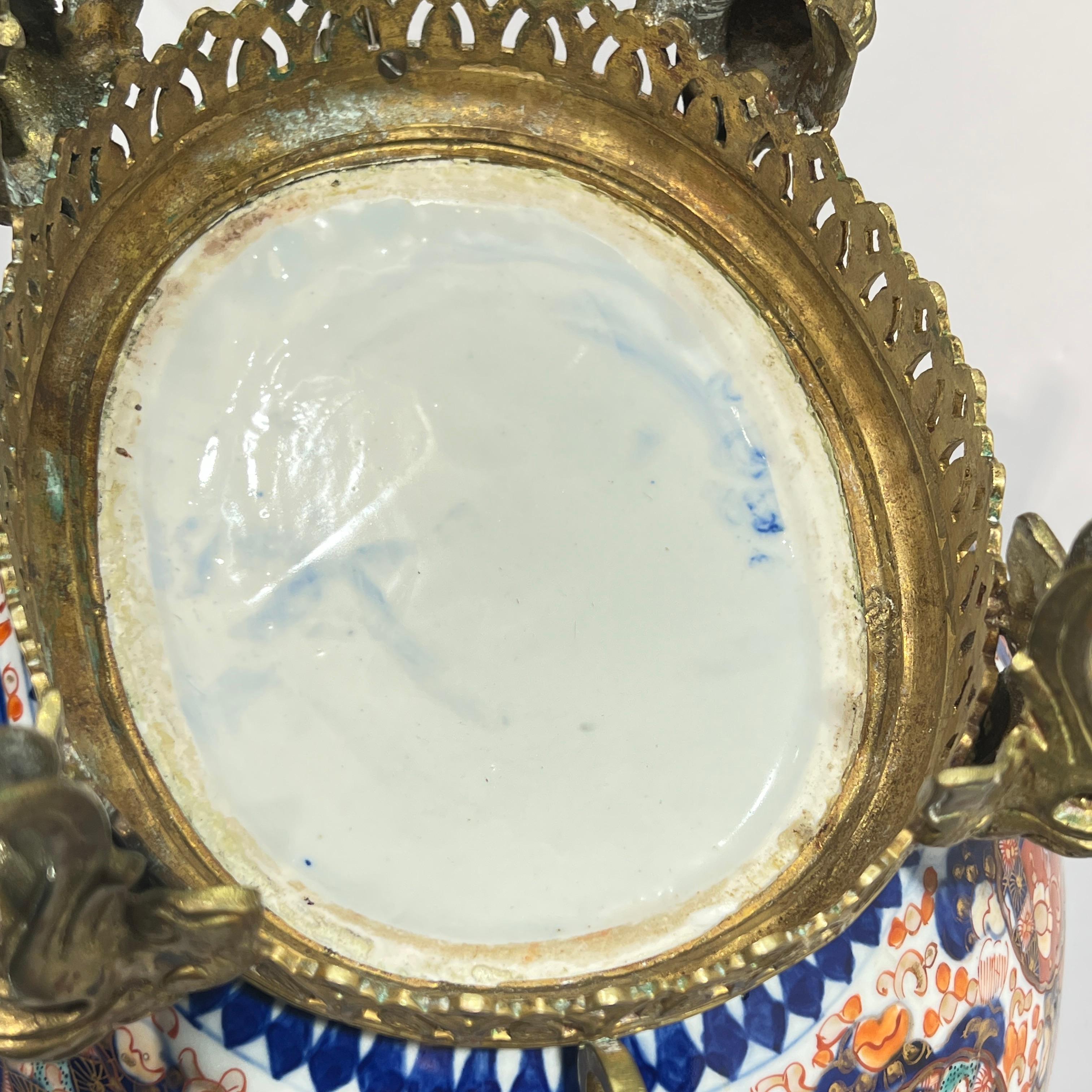 Coupe de centre de table en porcelaine Imari Porcelain du 19e siècle, montée sur bronze en vente 3