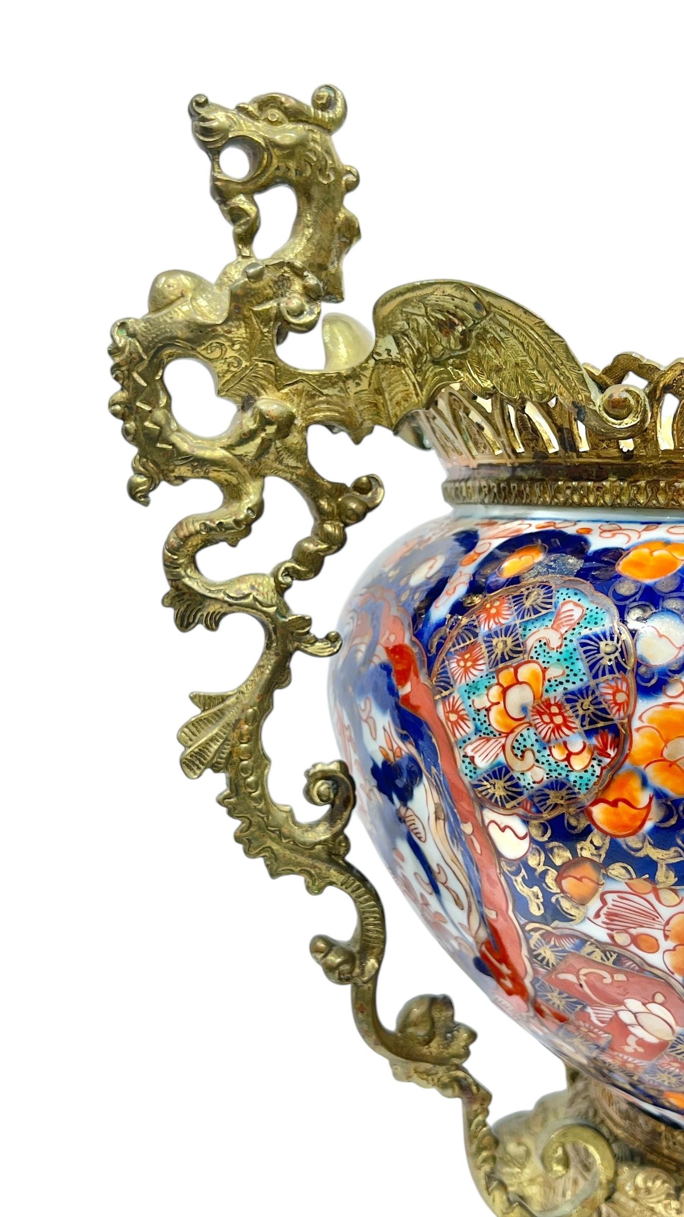 Coupe de centre de table en porcelaine Imari Porcelain du 19e siècle, montée sur bronze en vente 4