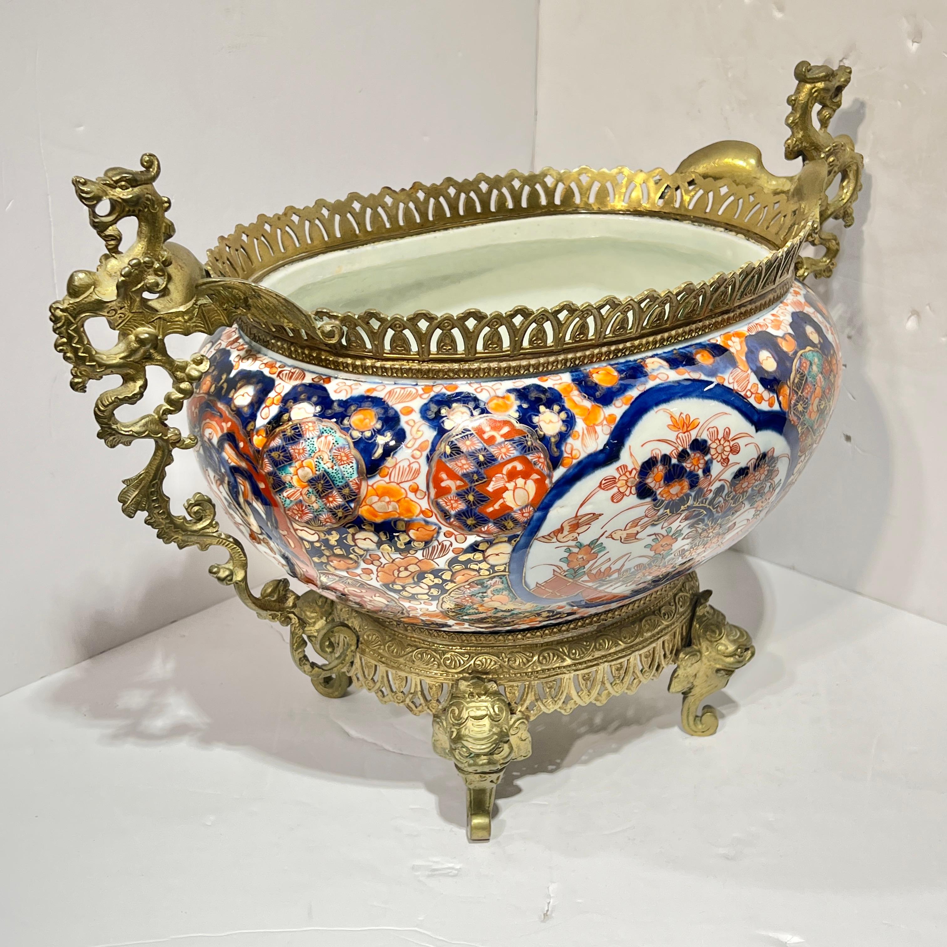 Exceptionnelle grande coupe ancienne (19e siècle) en porcelaine Imari avec montures en bronze mesurant 18 x 13 1/4 x 10 pouces.
