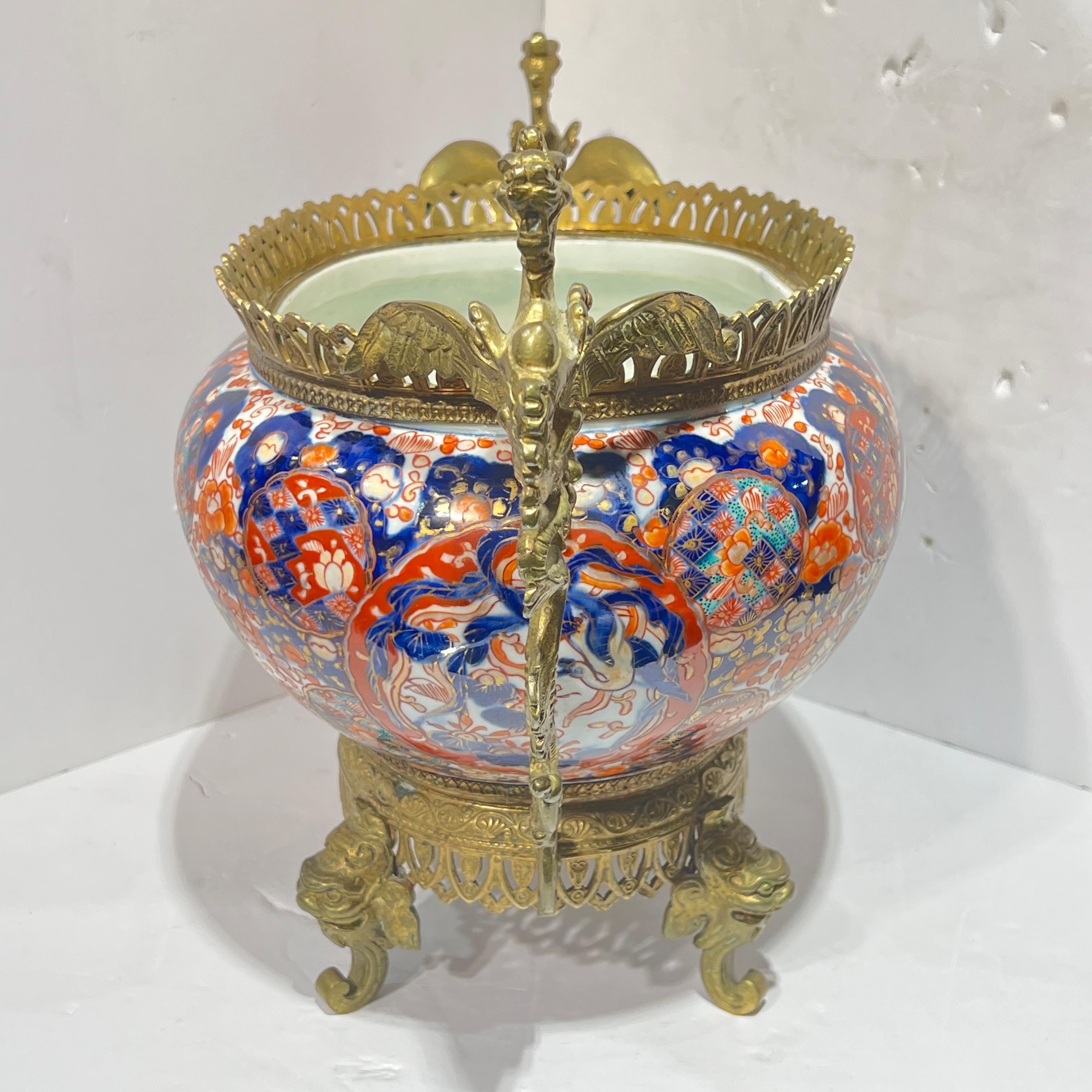 Chinoiseries Coupe de centre de table en porcelaine Imari Porcelain du 19e siècle, montée sur bronze en vente