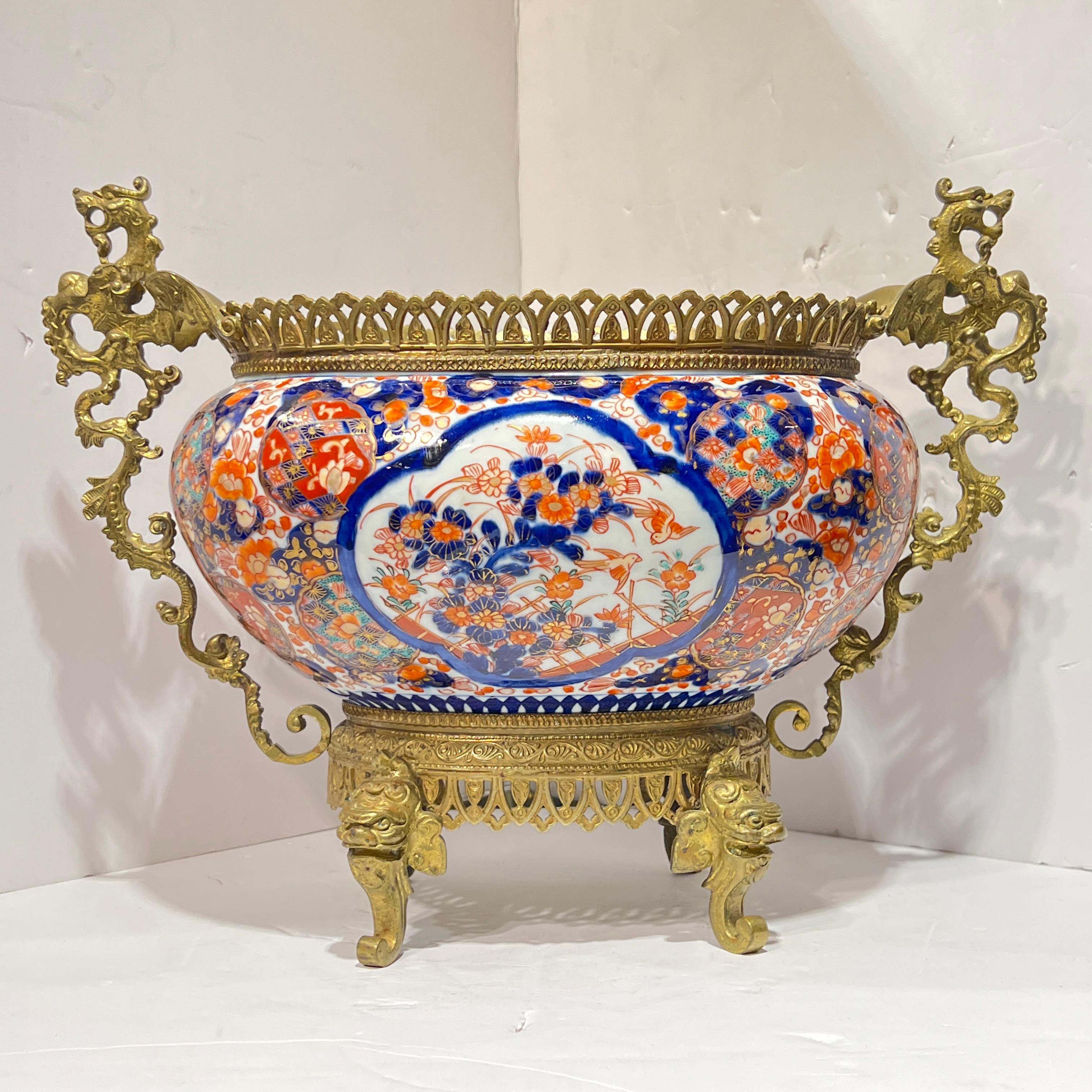 Français Coupe de centre de table en porcelaine Imari Porcelain du 19e siècle, montée sur bronze en vente