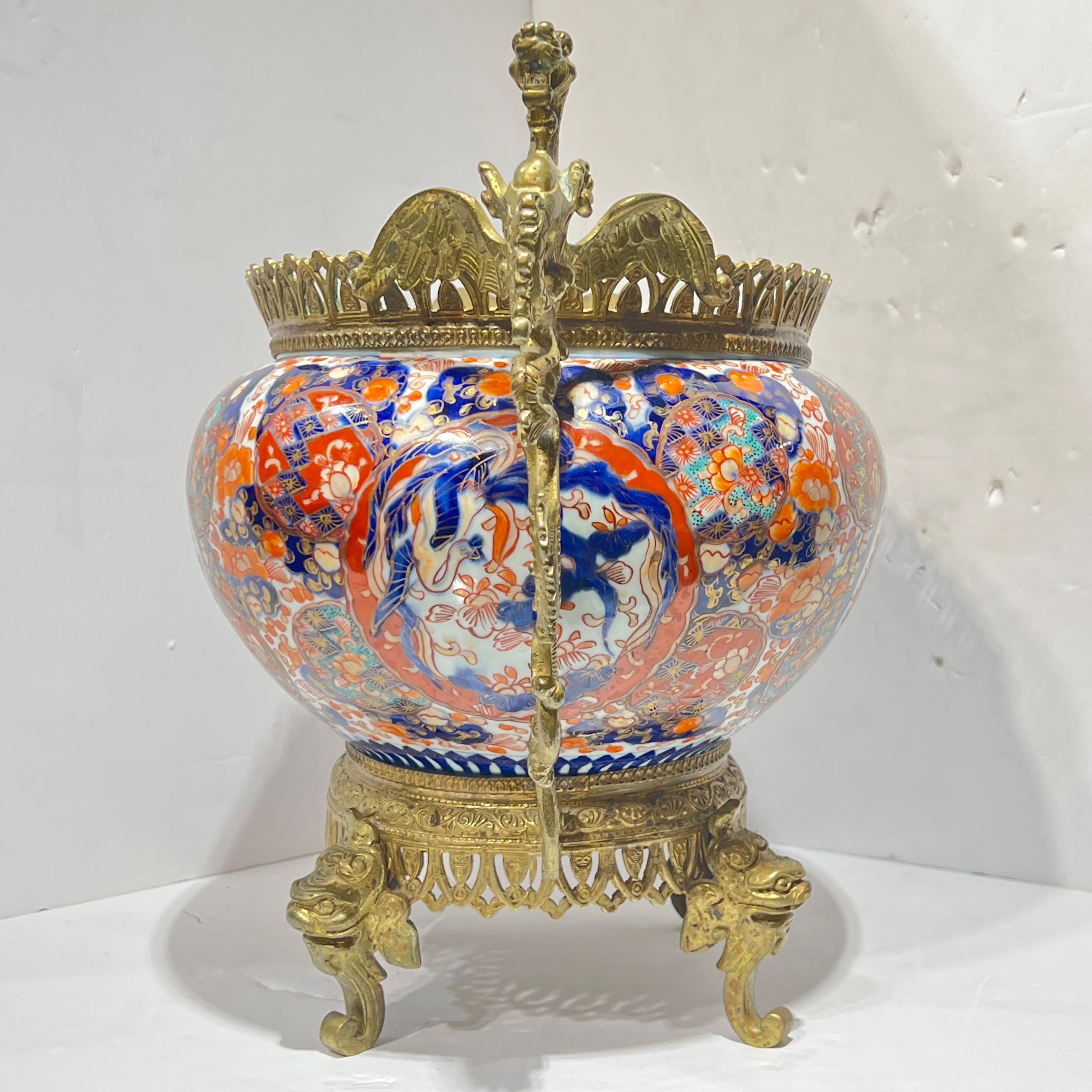 Coupe de centre de table en porcelaine Imari Porcelain du 19e siècle, montée sur bronze Bon état - En vente à New York, NY