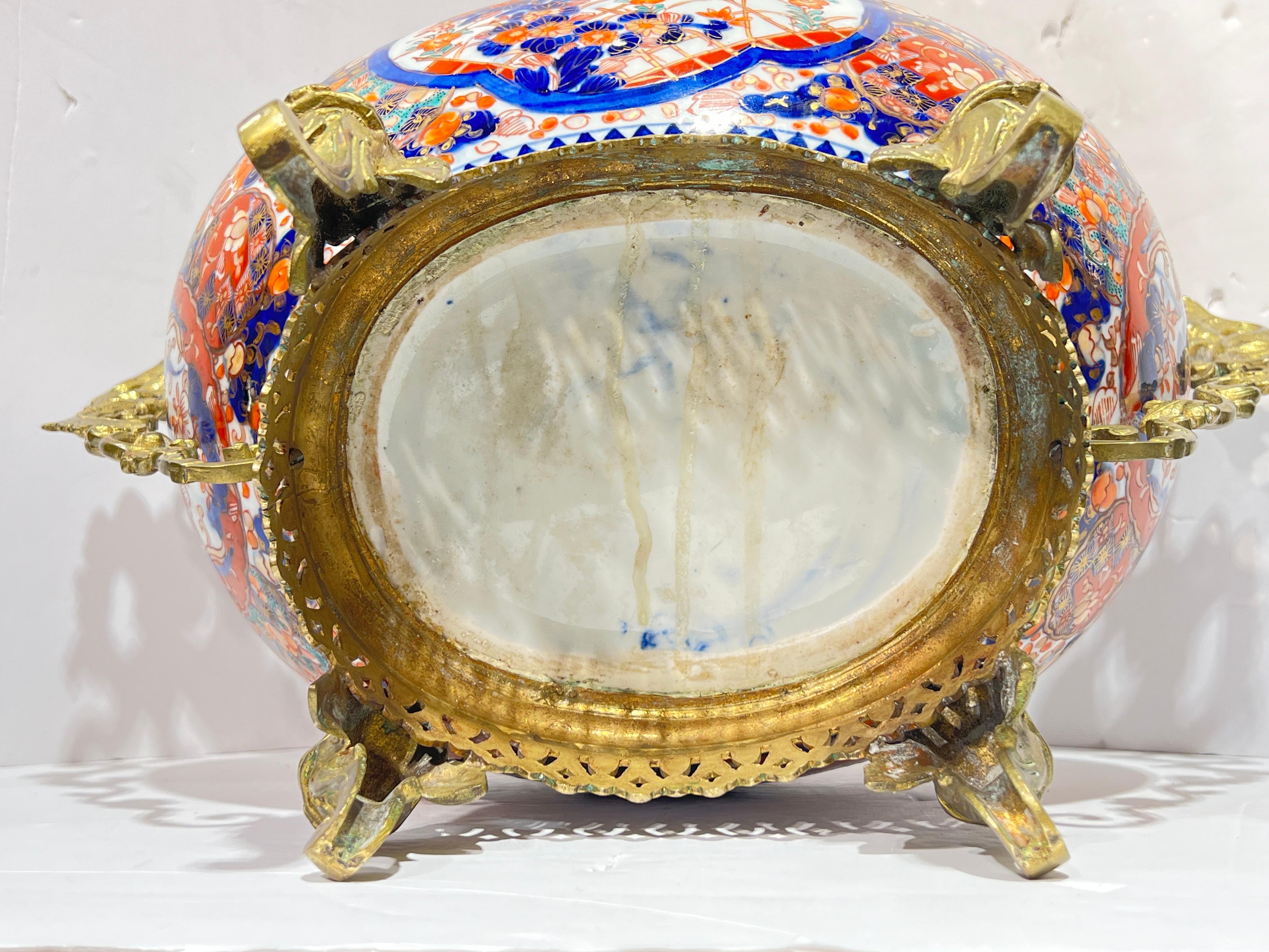Bronze Coupe de centre de table en porcelaine Imari Porcelain du 19e siècle, montée sur bronze en vente