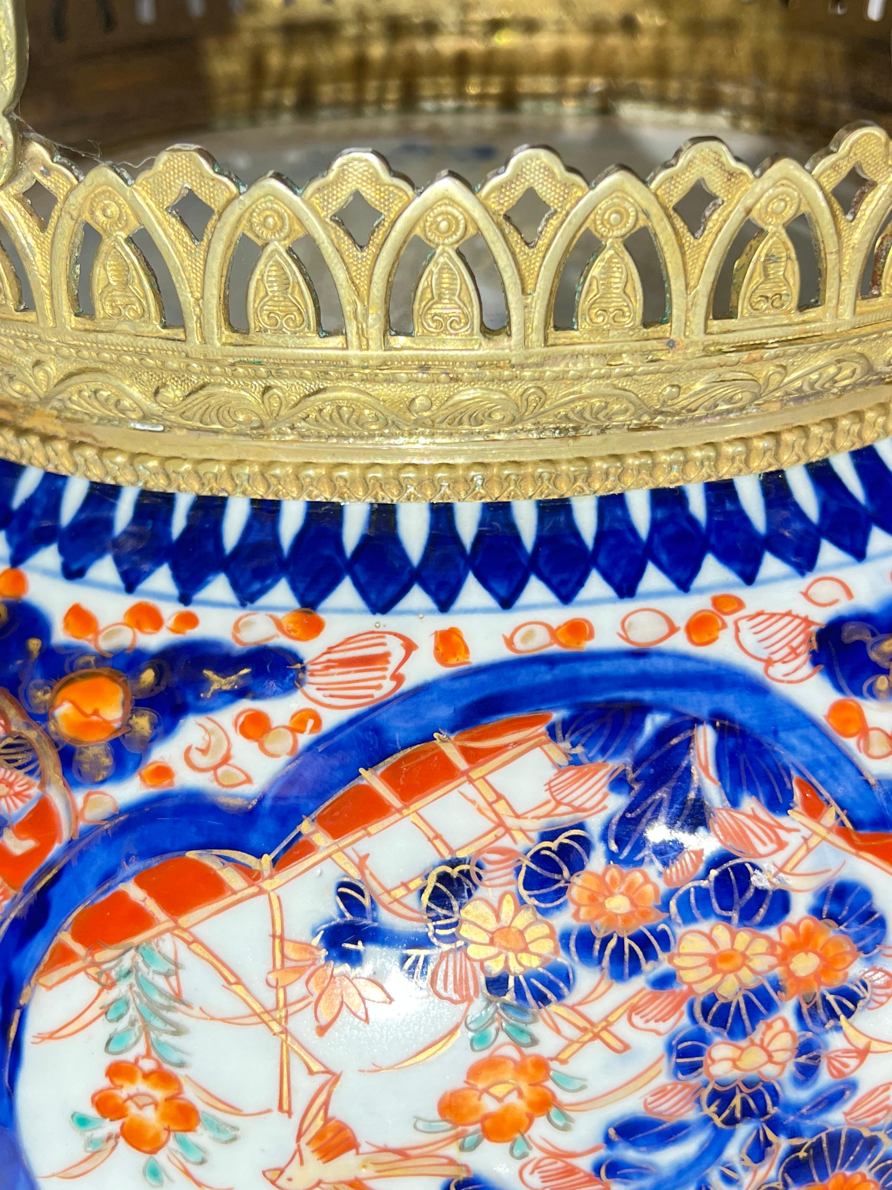 Coupe de centre de table en porcelaine Imari Porcelain du 19e siècle, montée sur bronze en vente 2