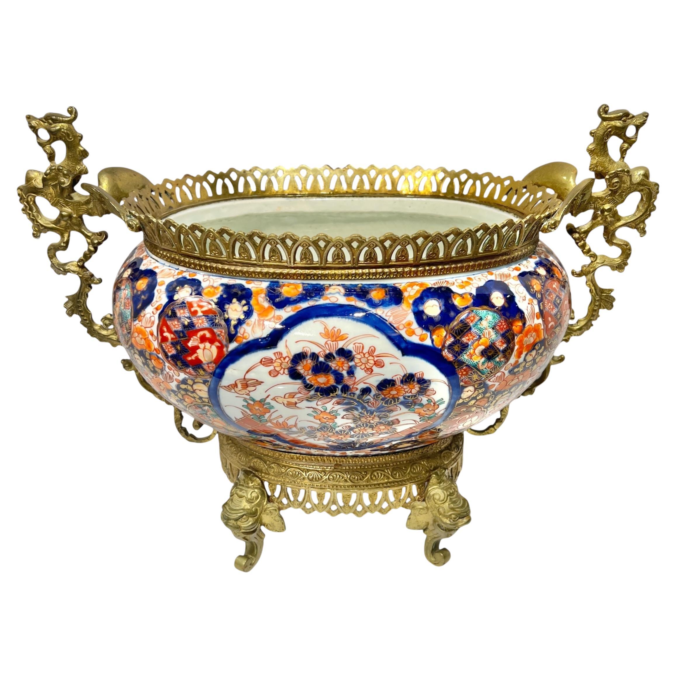 Coupe de centre de table en porcelaine Imari Porcelain du 19e siècle, montée sur bronze en vente