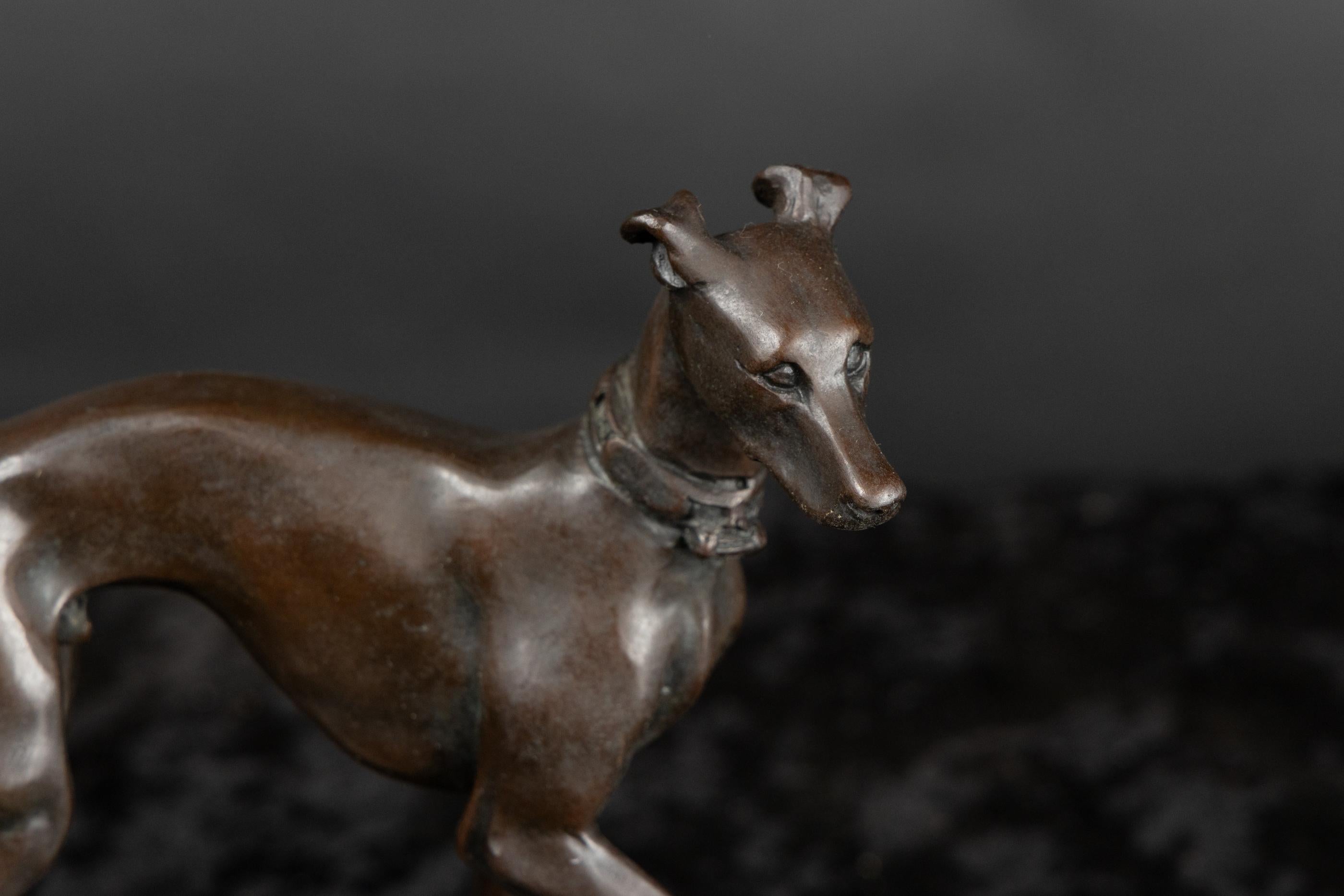 Statua in bronzo francese del XIX secolo raffigurante un cane, pane whippet, firmata P. & A. Mene, montata su una spessa base ovale in marmo con targhetta che recita, Mene  -  1810  -  1874.  Pierre Jules Mene, o P. J. Mene, come era solito firmare