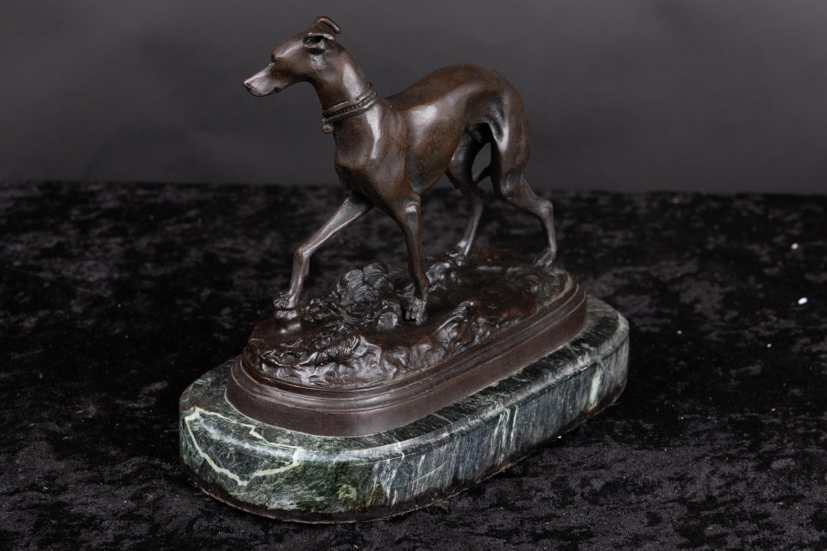Bronzo francese del XIX secolo raffigurante un cane Whippet, firmato 'P. J. Mene' In condizioni buone in vendita a New Orleans, LA