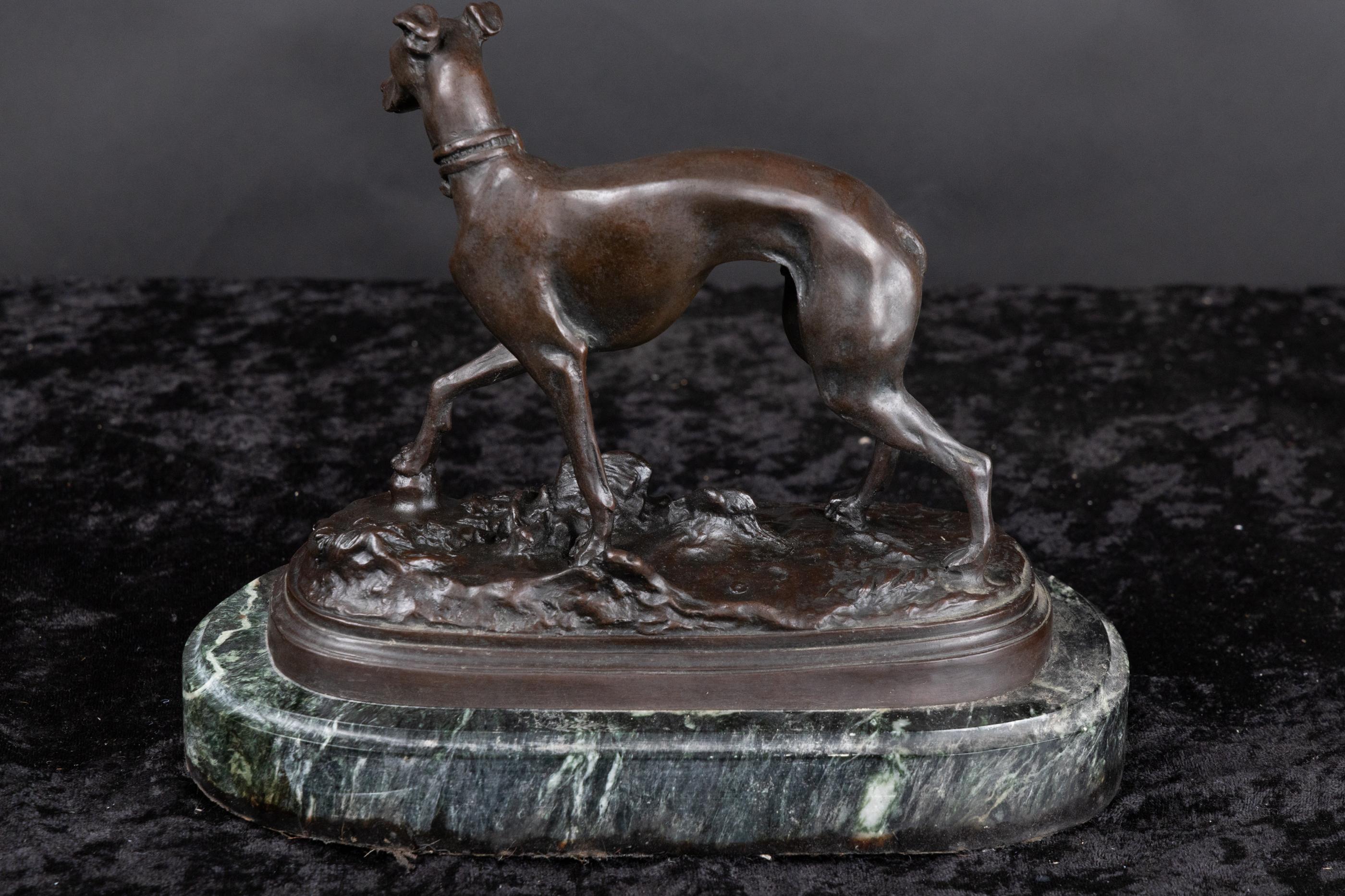 Bronzo francese del XIX secolo raffigurante un cane Whippet, firmato 'P. J. Mene' in vendita 1