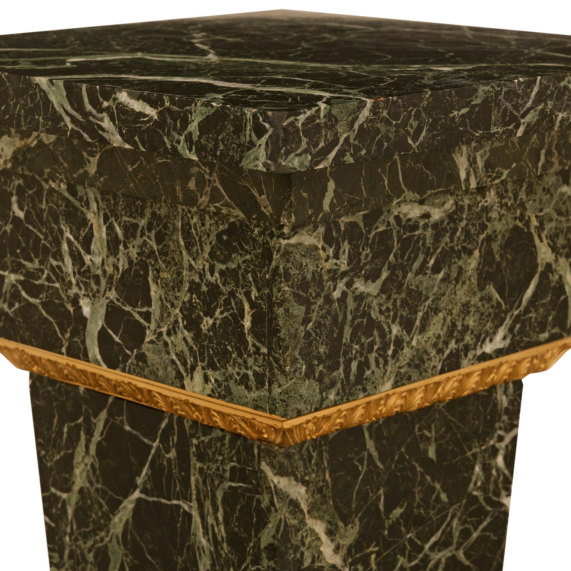 Statua francese del XIX secolo in bronzo, ormolu e marmo della Vittoria Alata in vendita 5