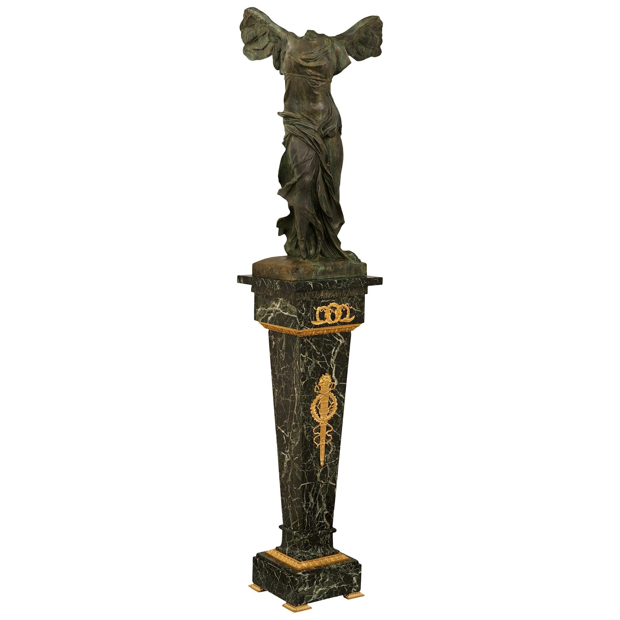 Francese Statua francese del XIX secolo in bronzo, ormolu e marmo della Vittoria Alata in vendita