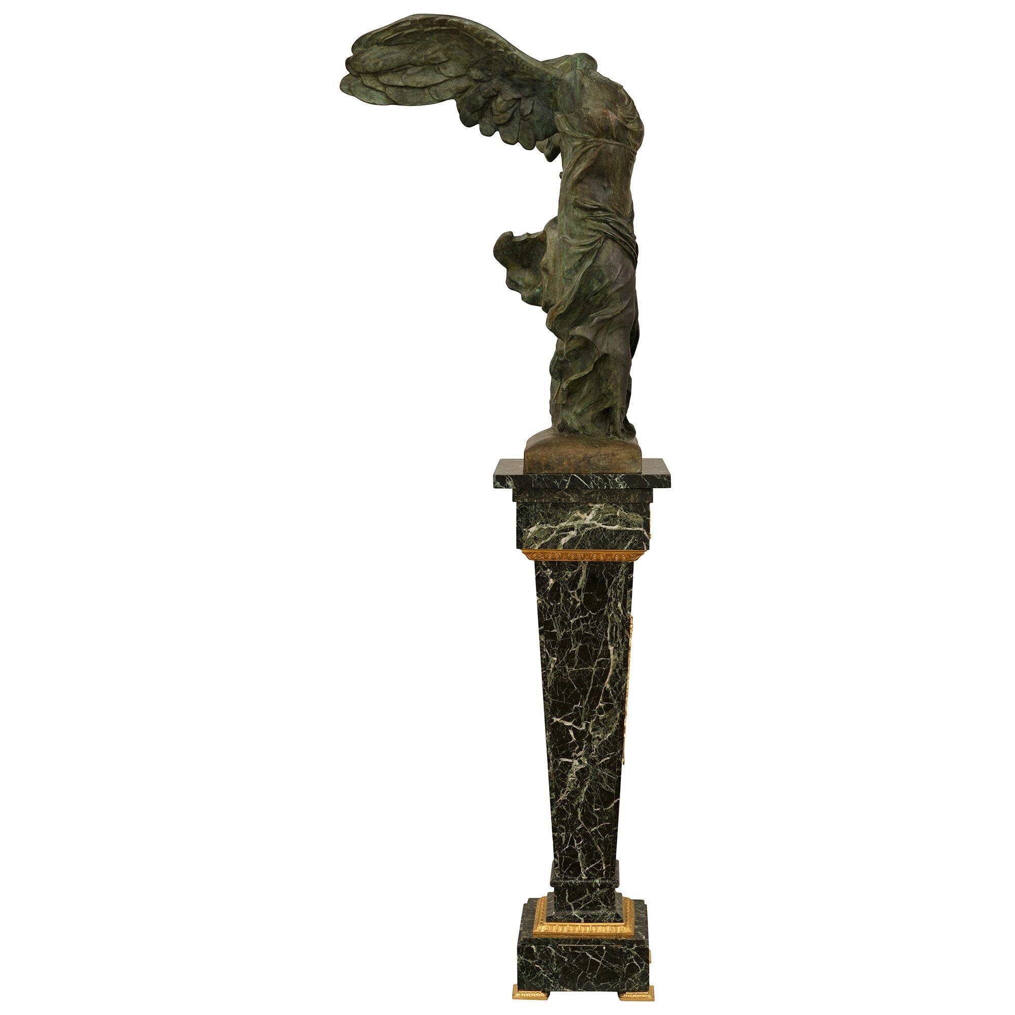 Statua francese del XIX secolo in bronzo, ormolu e marmo della Vittoria Alata In condizioni buone in vendita a West Palm Beach, FL