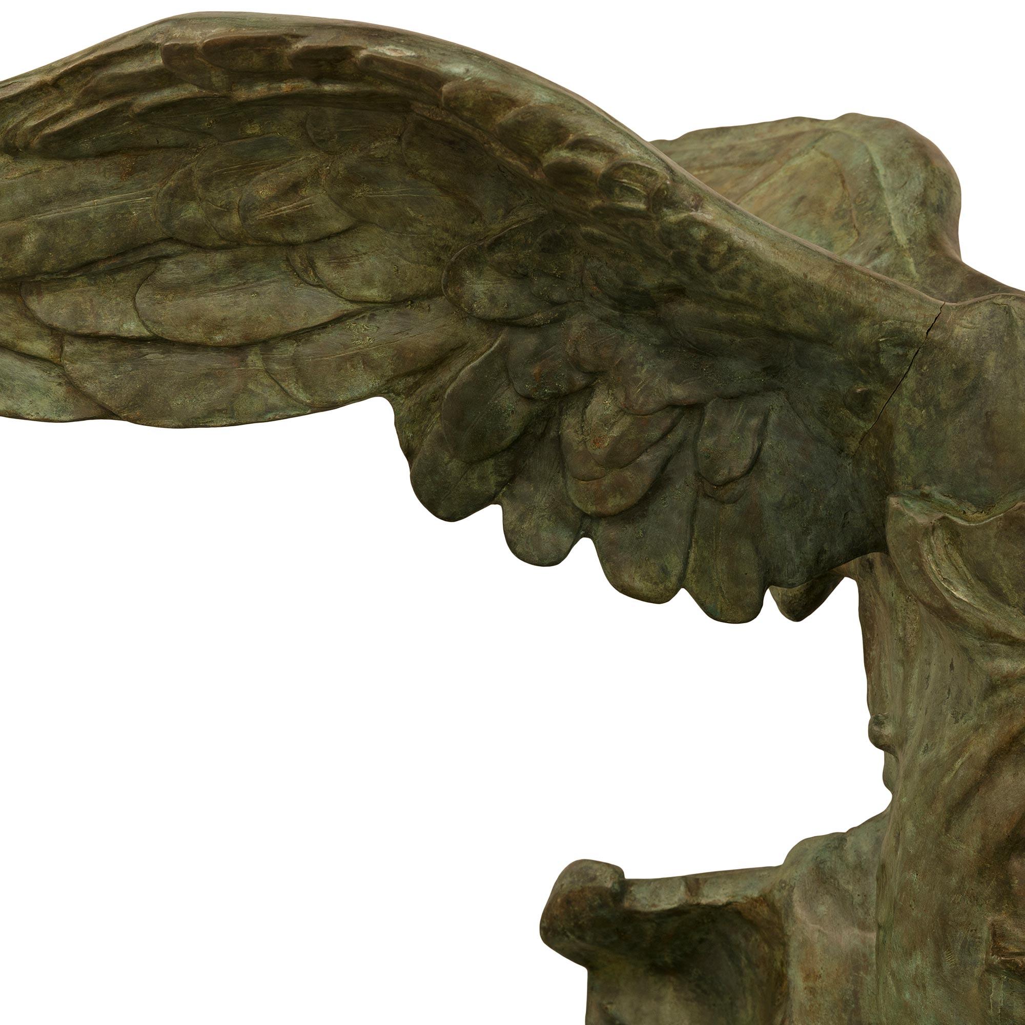 Bronzo Statua francese del XIX secolo in bronzo, ormolu e marmo della Vittoria Alata in vendita