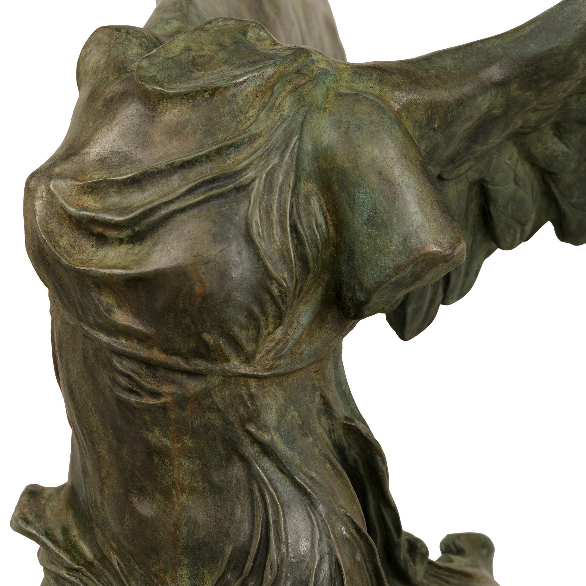 Statua francese del XIX secolo in bronzo, ormolu e marmo della Vittoria Alata in vendita 1