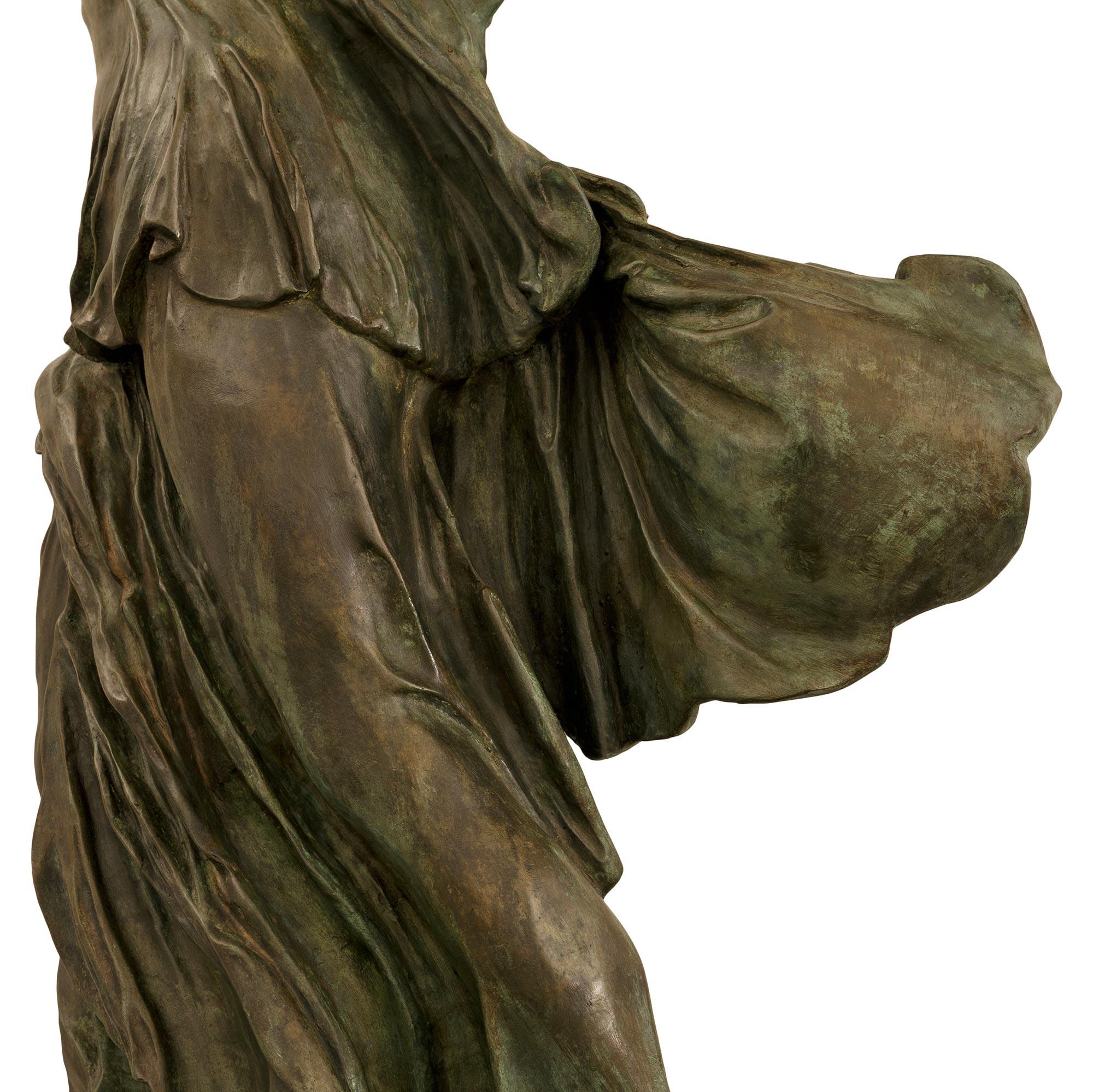 Statua francese del XIX secolo in bronzo, ormolu e marmo della Vittoria Alata in vendita 2