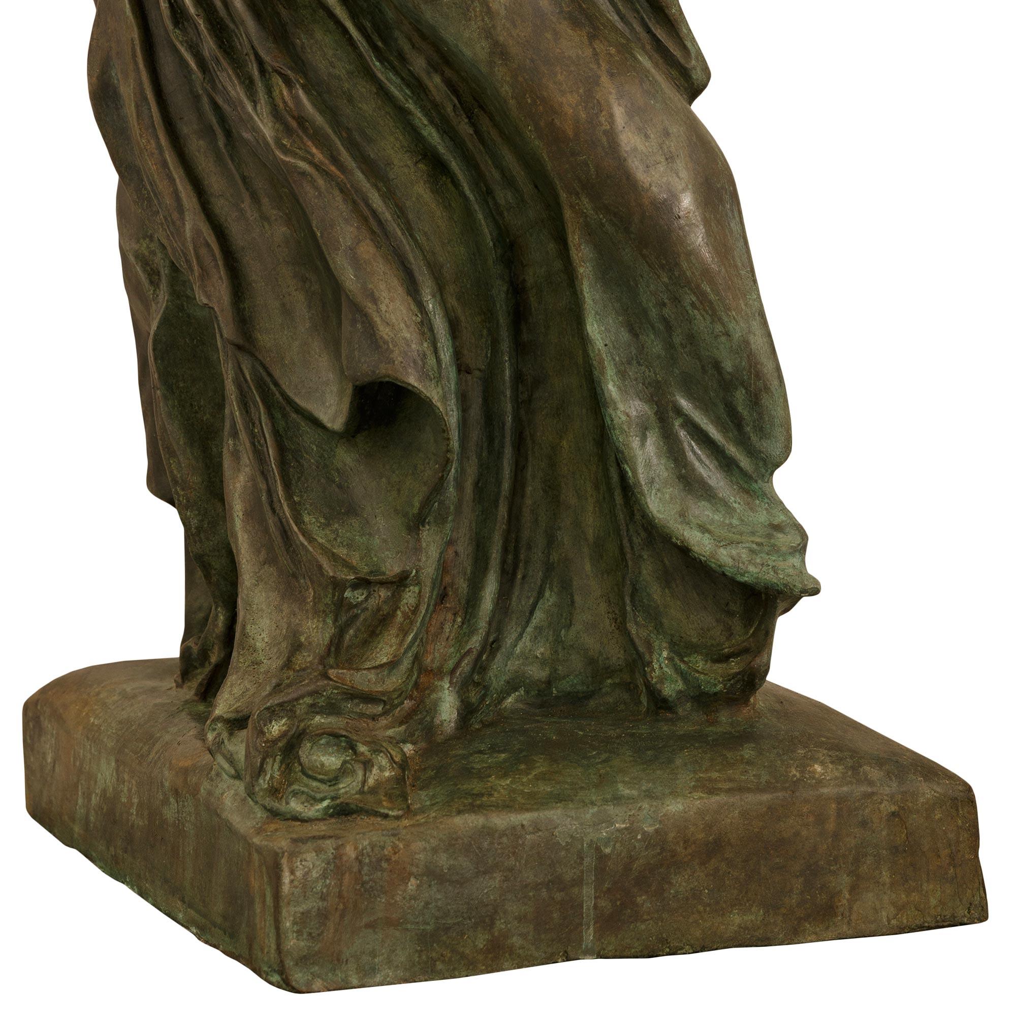 Statua francese del XIX secolo in bronzo, ormolu e marmo della Vittoria Alata in vendita 3