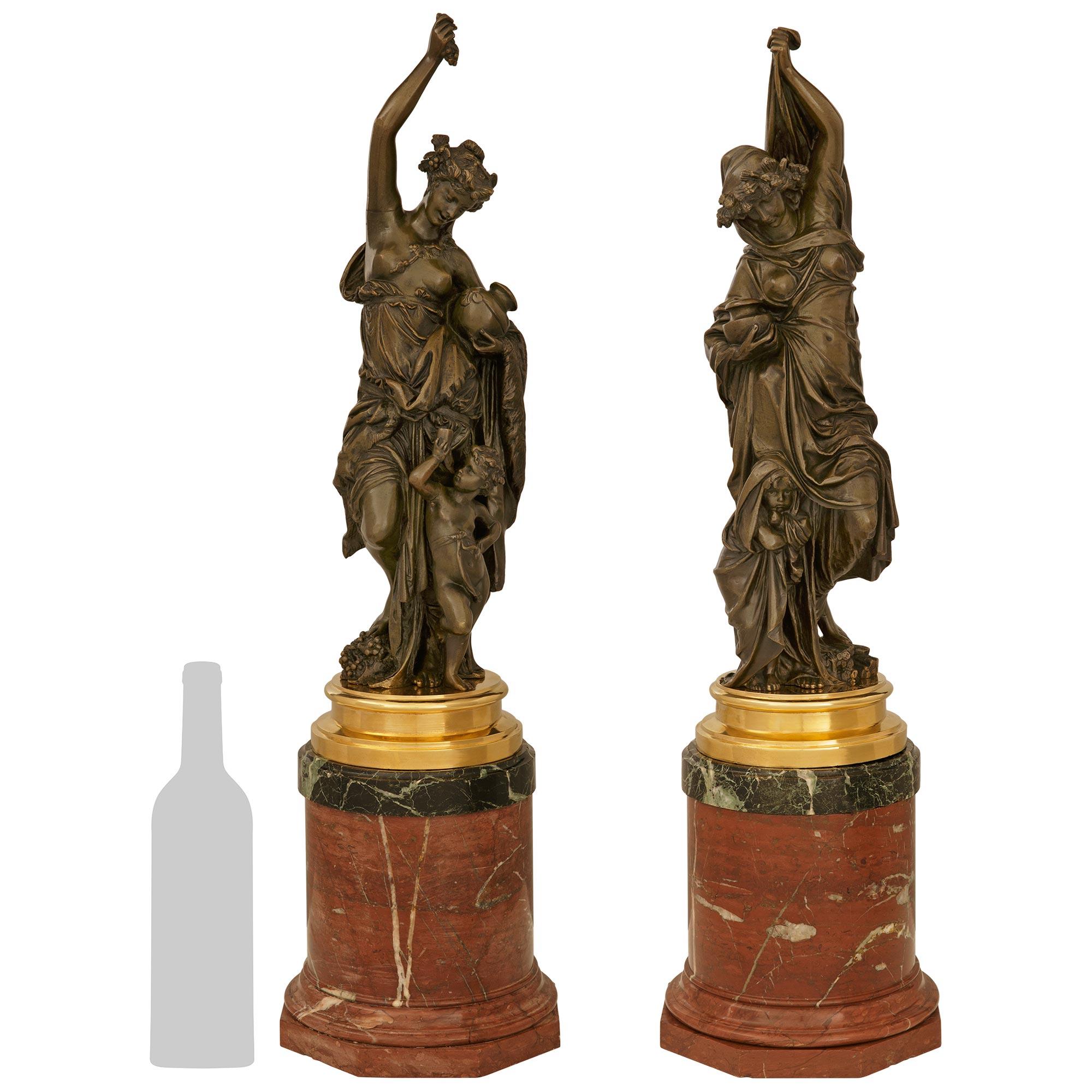 Un'importante e pregiata coppia di statue francesi del XIX secolo in bronzo patinato, Ormolu e marmo, firmate Carrier-Belleuse. Ogni eccezionale statua è sostenuta da una base ottagonale al di sotto di uno zoccolo circolare che sostiene una colonna