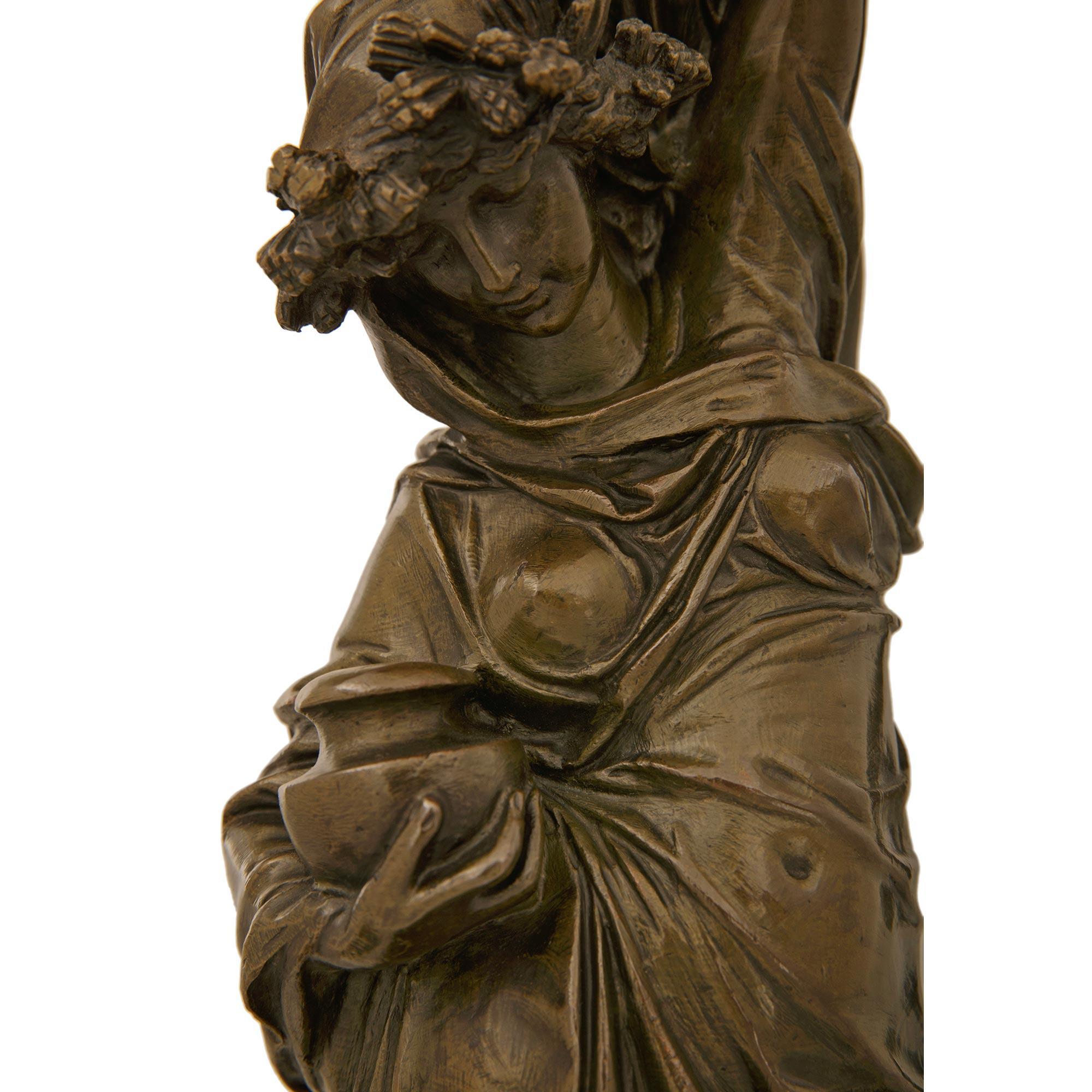 Francese Statue francesi del XIX secolo in bronzo, ormolu e marmo, firmate Carrier Belleuse in vendita