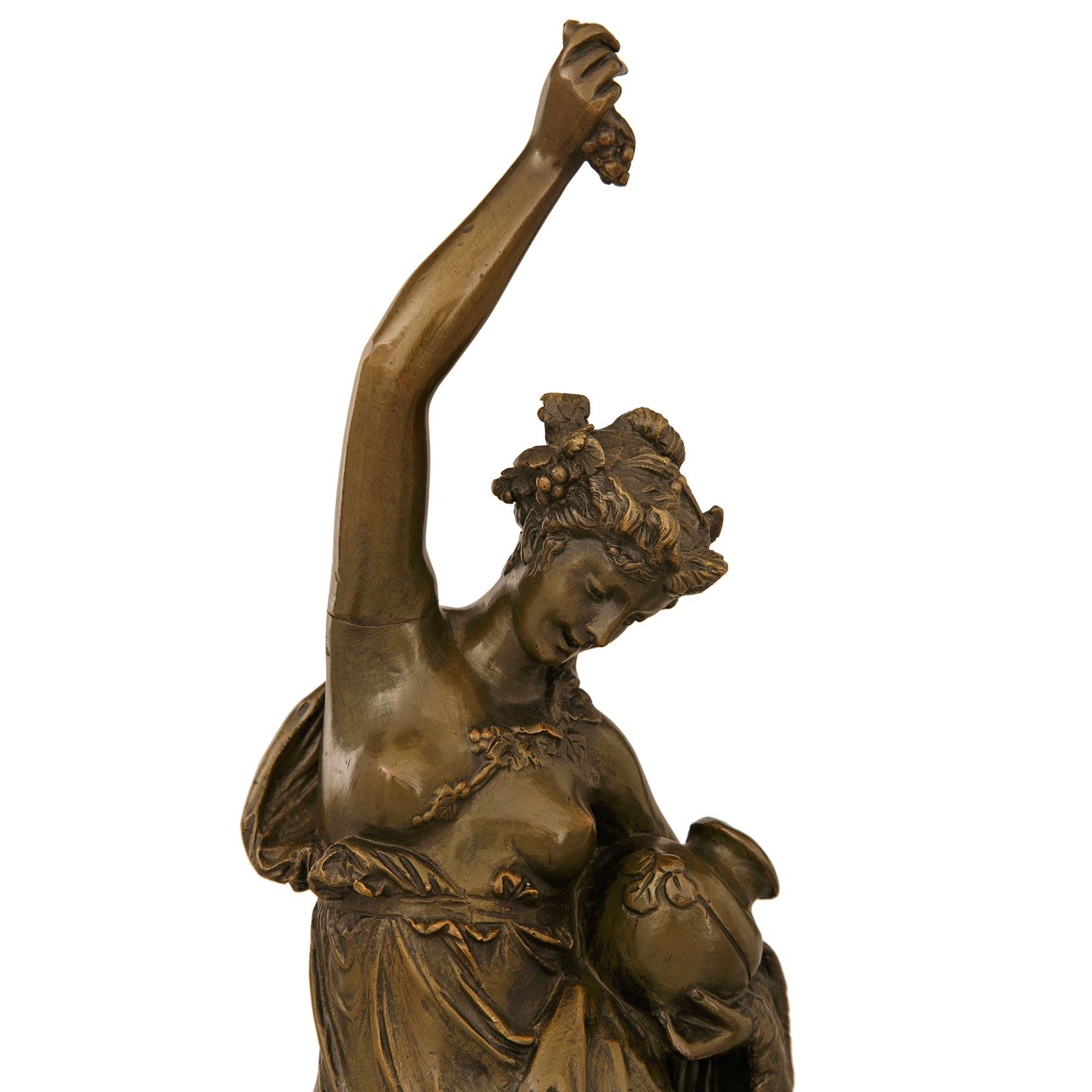 Bronzo Statue francesi del XIX secolo in bronzo, ormolu e marmo, firmate Carrier Belleuse in vendita