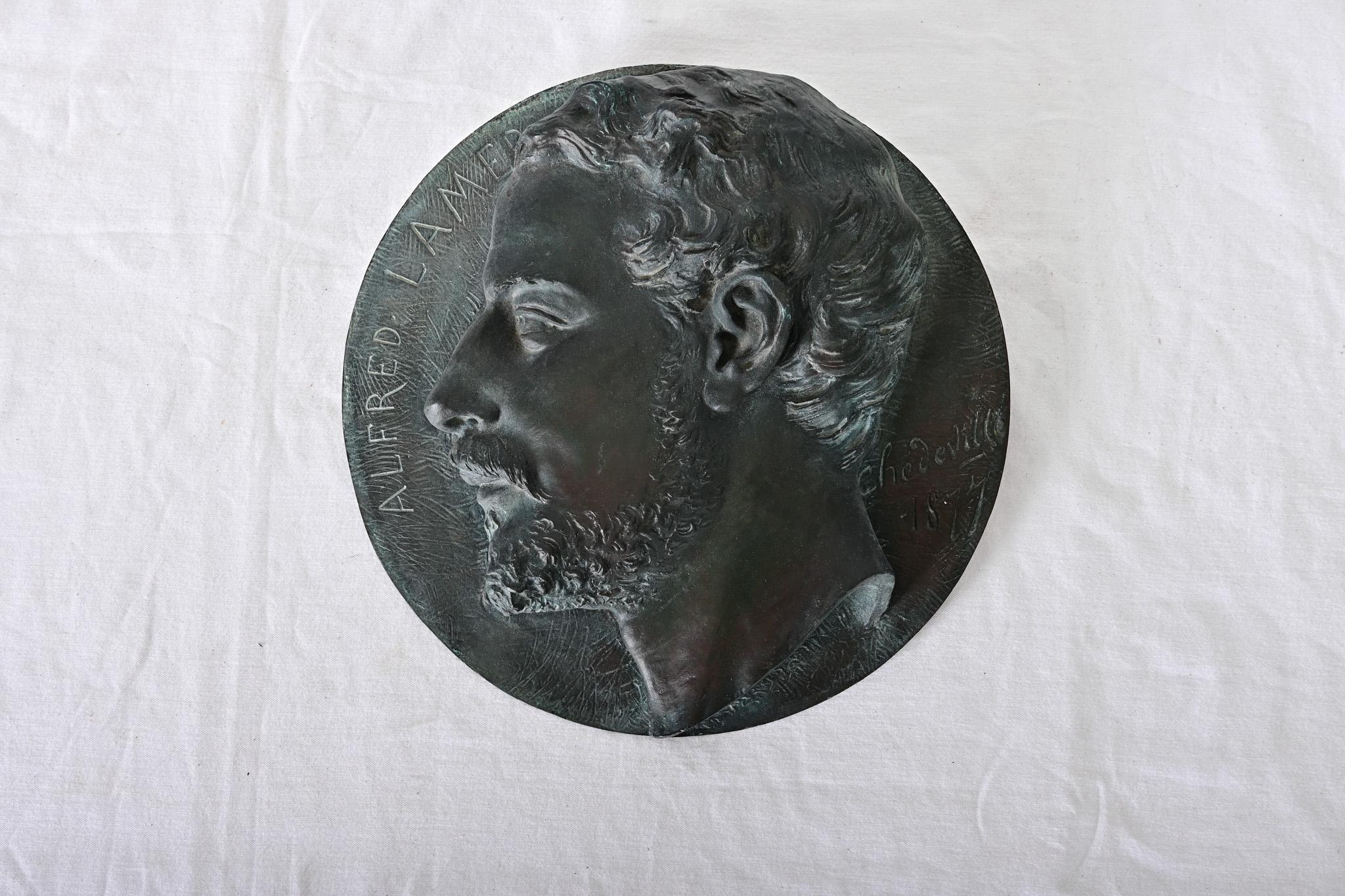 A striking, high-relief bronze tribute plaque by French artist Léon Chédeville circa 1877, famous for his work on the Musee des Beaux-Arts de Rouen as well as the theatre. This circular medallion is a copy or model of one made in the handsome