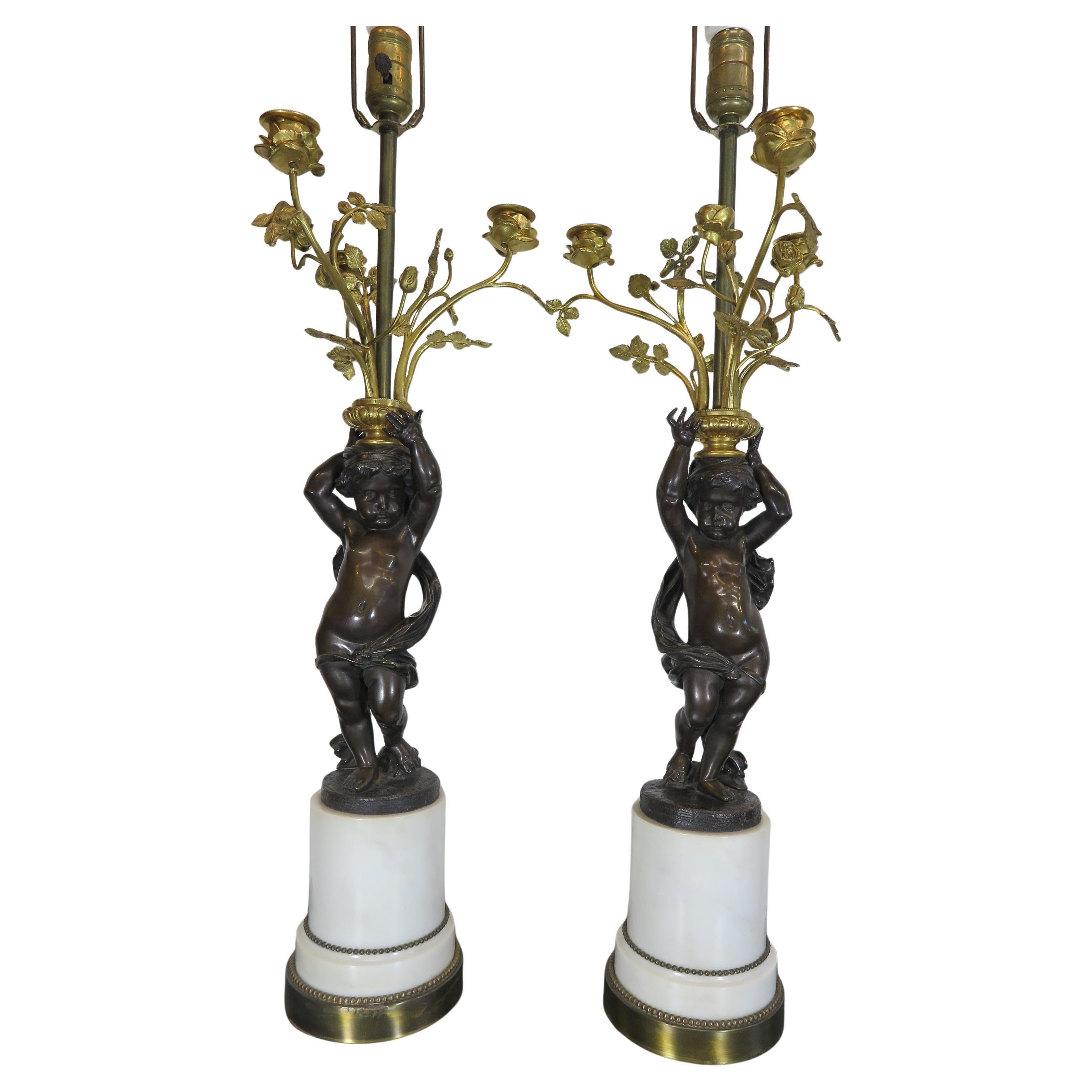 Pareja de Candelabros Putti de Bronce Franceses del Siglo XIX Neoclásico en venta