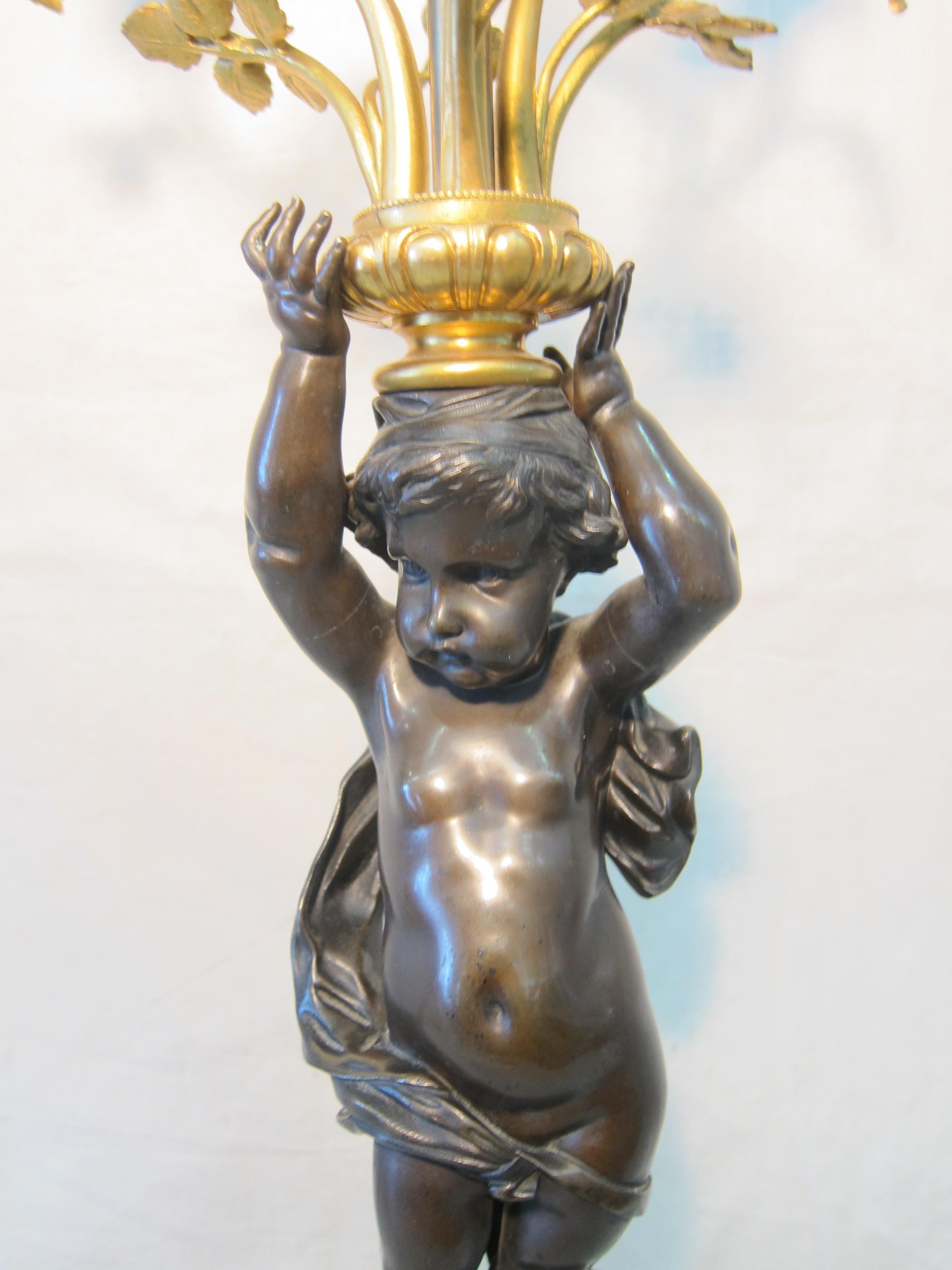 Pareja de Candelabros Putti de Bronce Franceses del Siglo XIX Fines del siglo XIX en venta