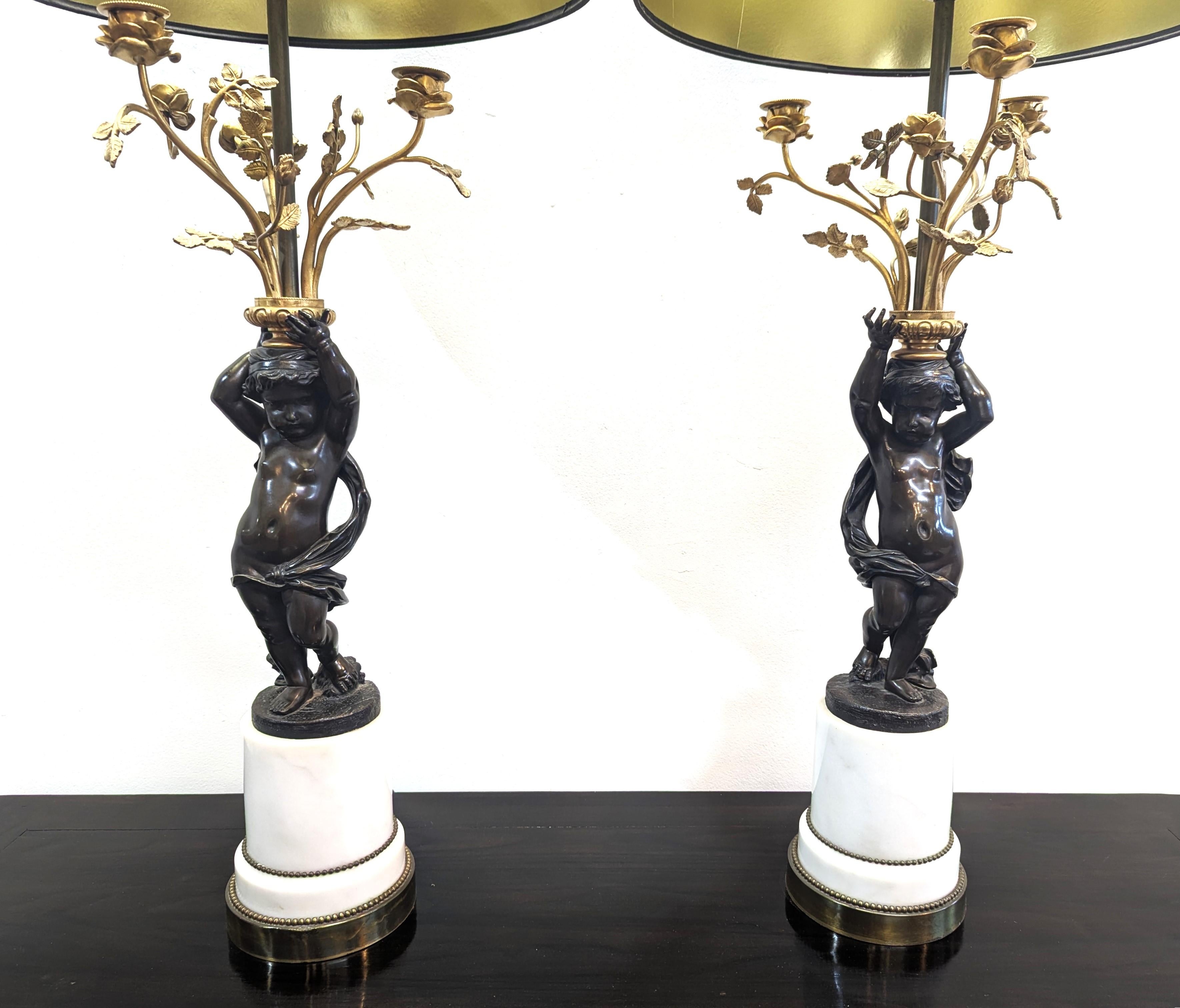 Pareja de Candelabros Putti de Bronce Franceses del Siglo XIX Latón en venta