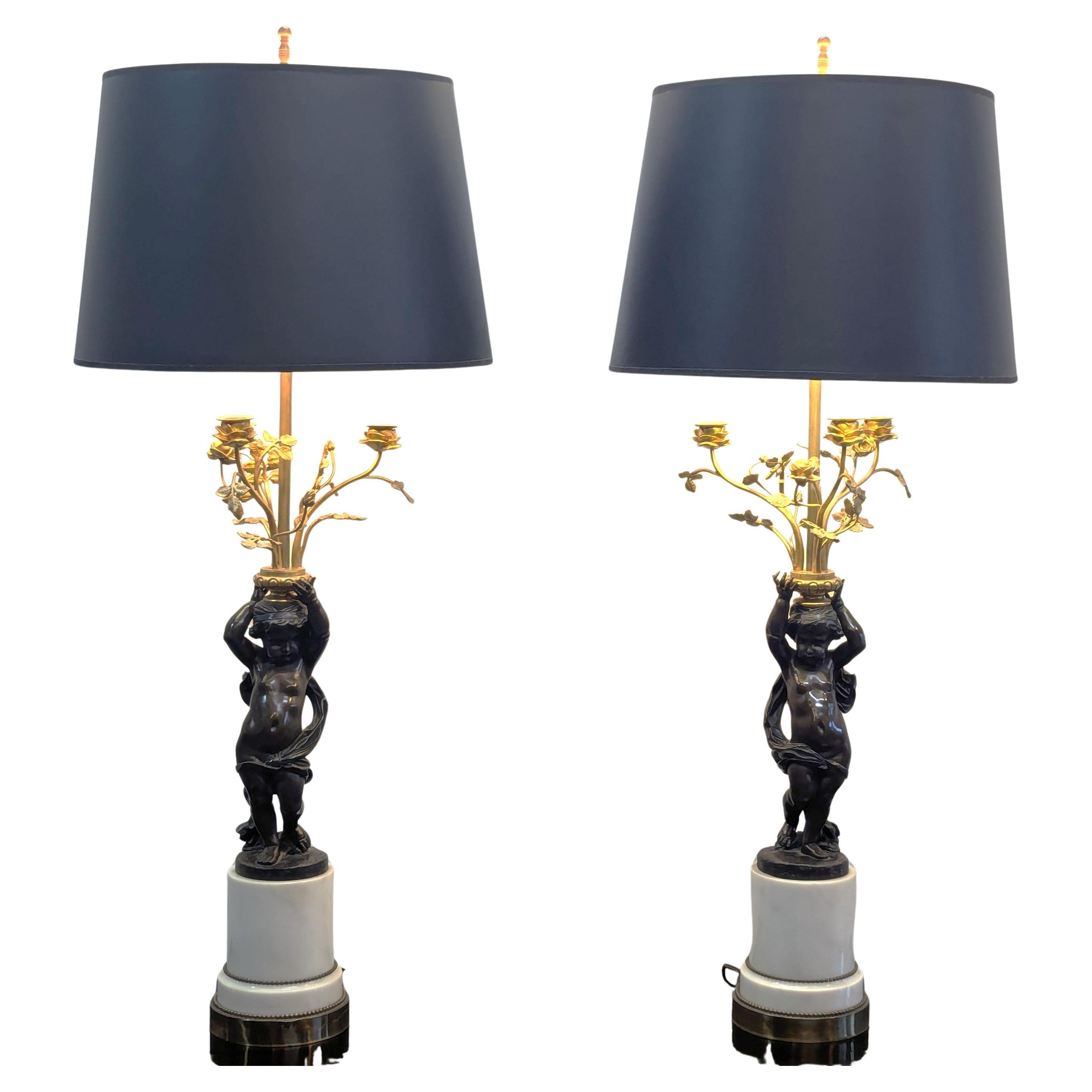 Coppia di lampade a candelabro Putti in bronzo del XIX secolo francese