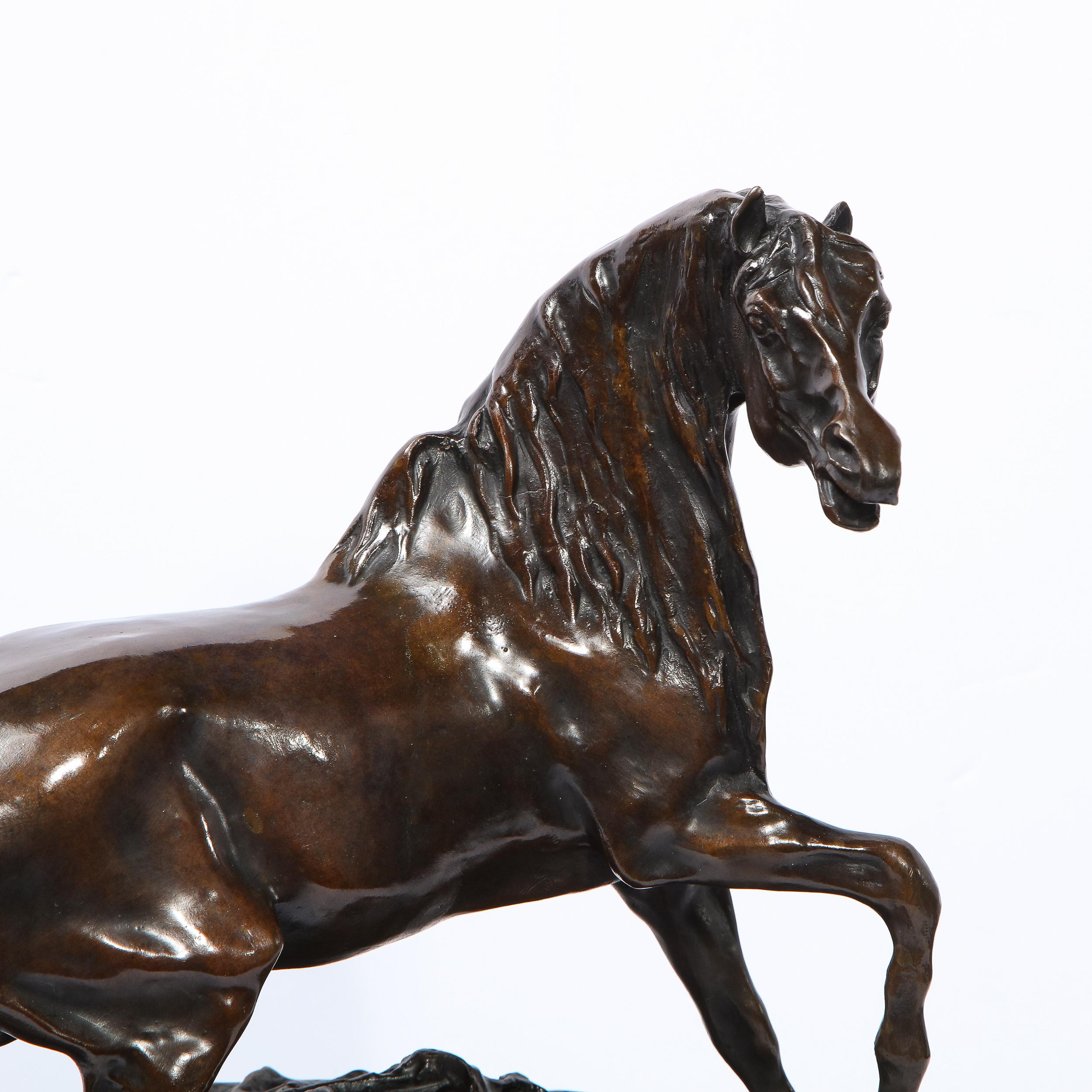 Bronzeskulptur eines Stallions aus dem 19. Jahrhundert auf Marmorsockel, signiert P.J. Mne im Zustand „Hervorragend“ im Angebot in New York, NY