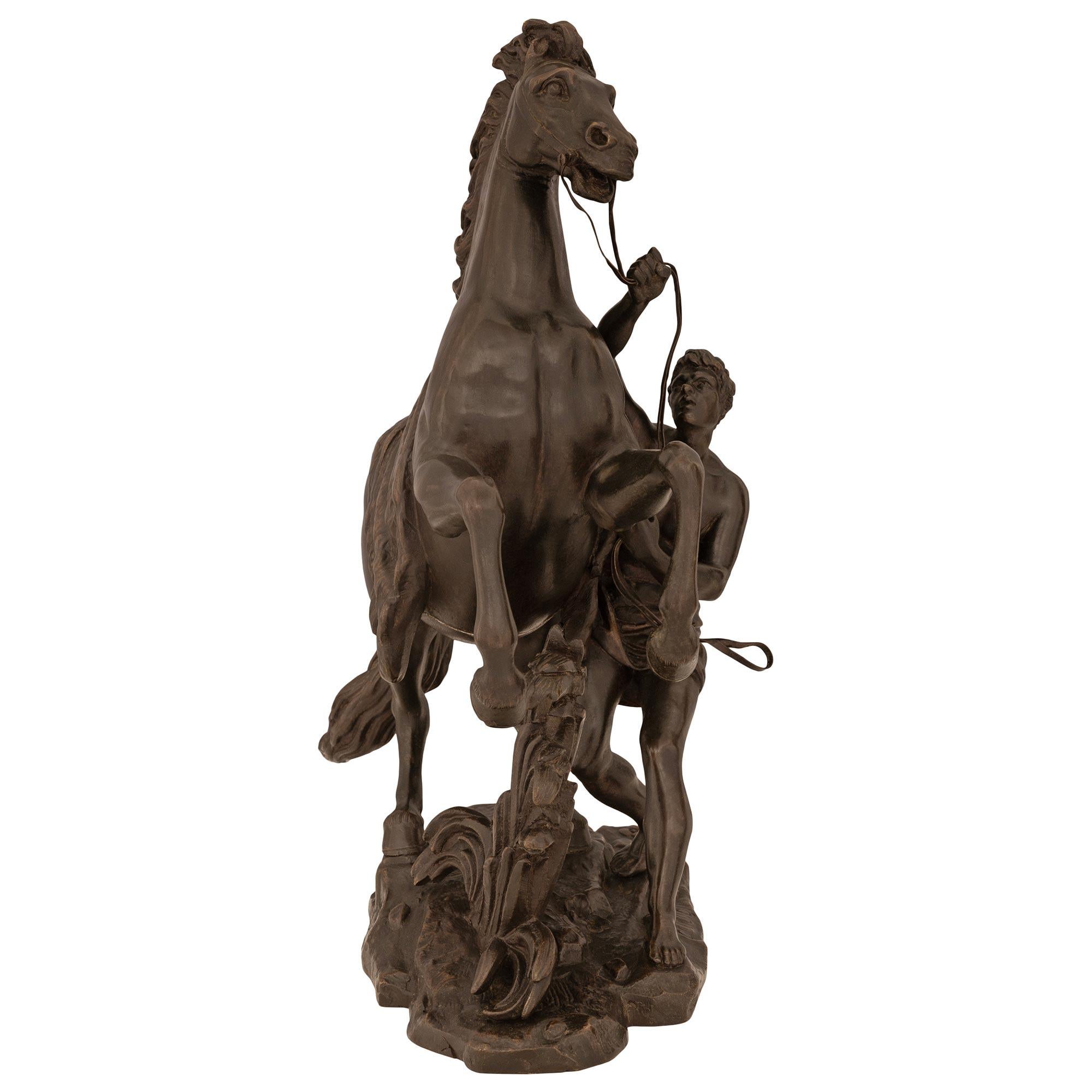Patiné Statue française du 19ème siècle représentant un cheval et son écusson en vente