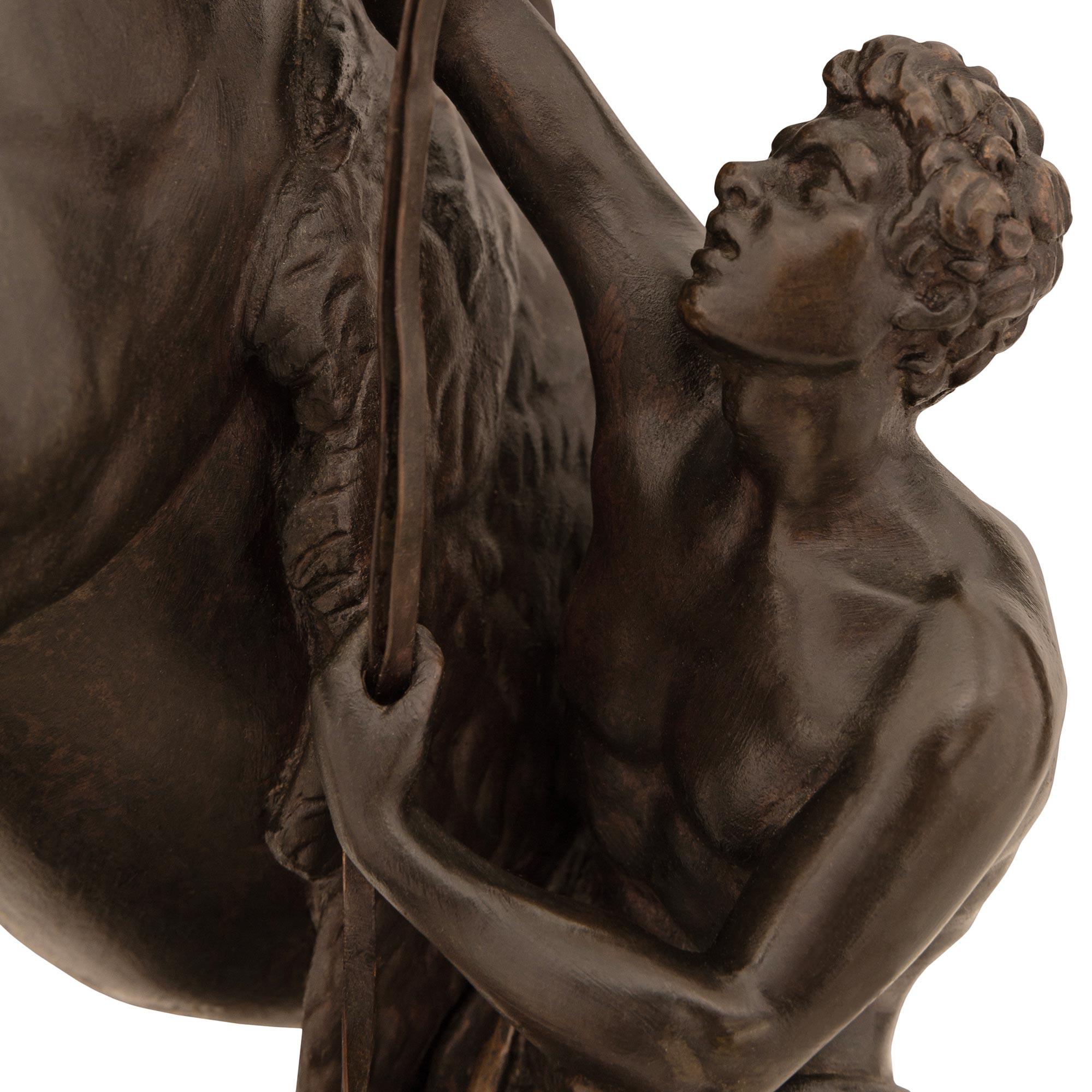 Statue française du 19ème siècle représentant un cheval et son écusson Bon état - En vente à West Palm Beach, FL