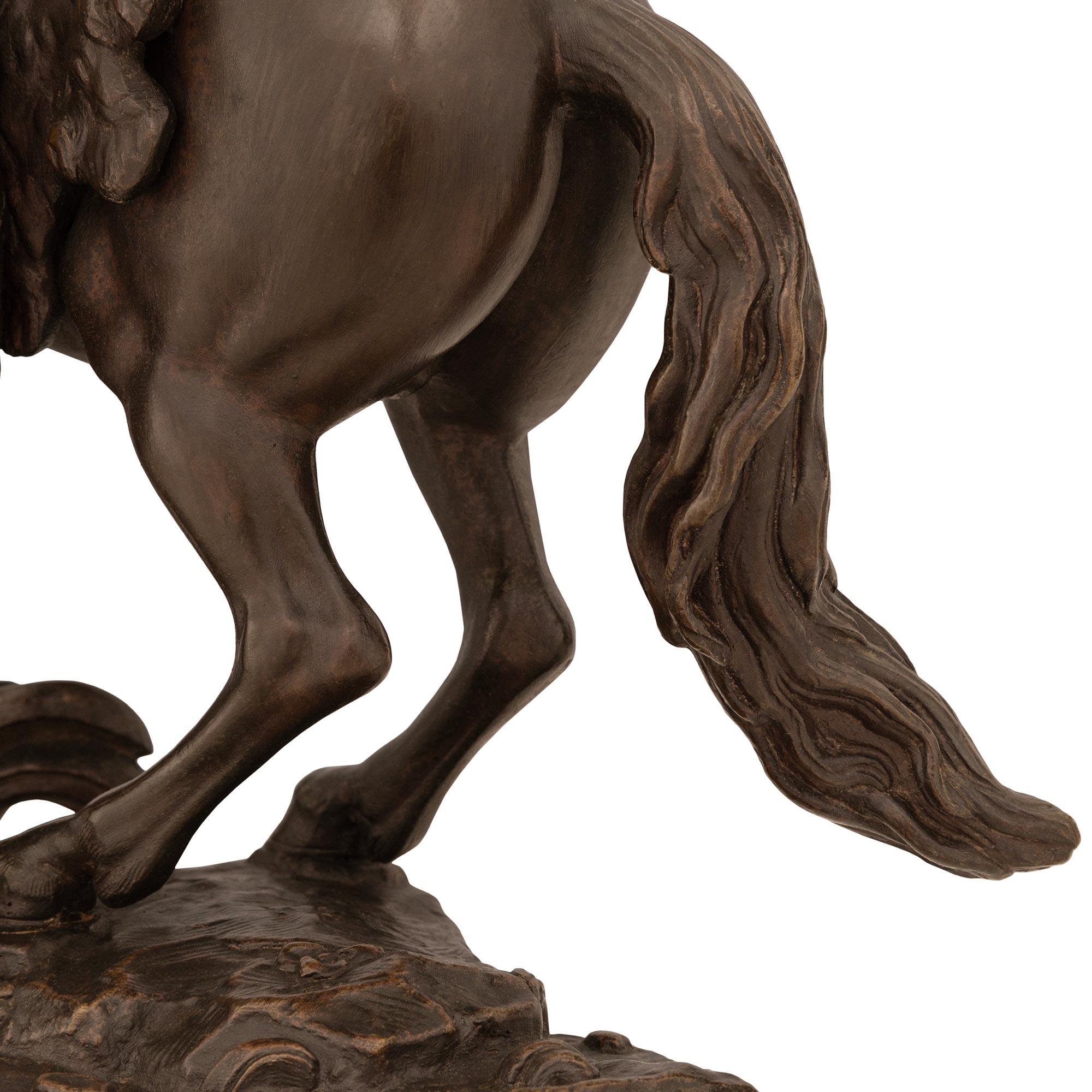 XIXe siècle Statue française du 19ème siècle représentant un cheval et son écusson en vente