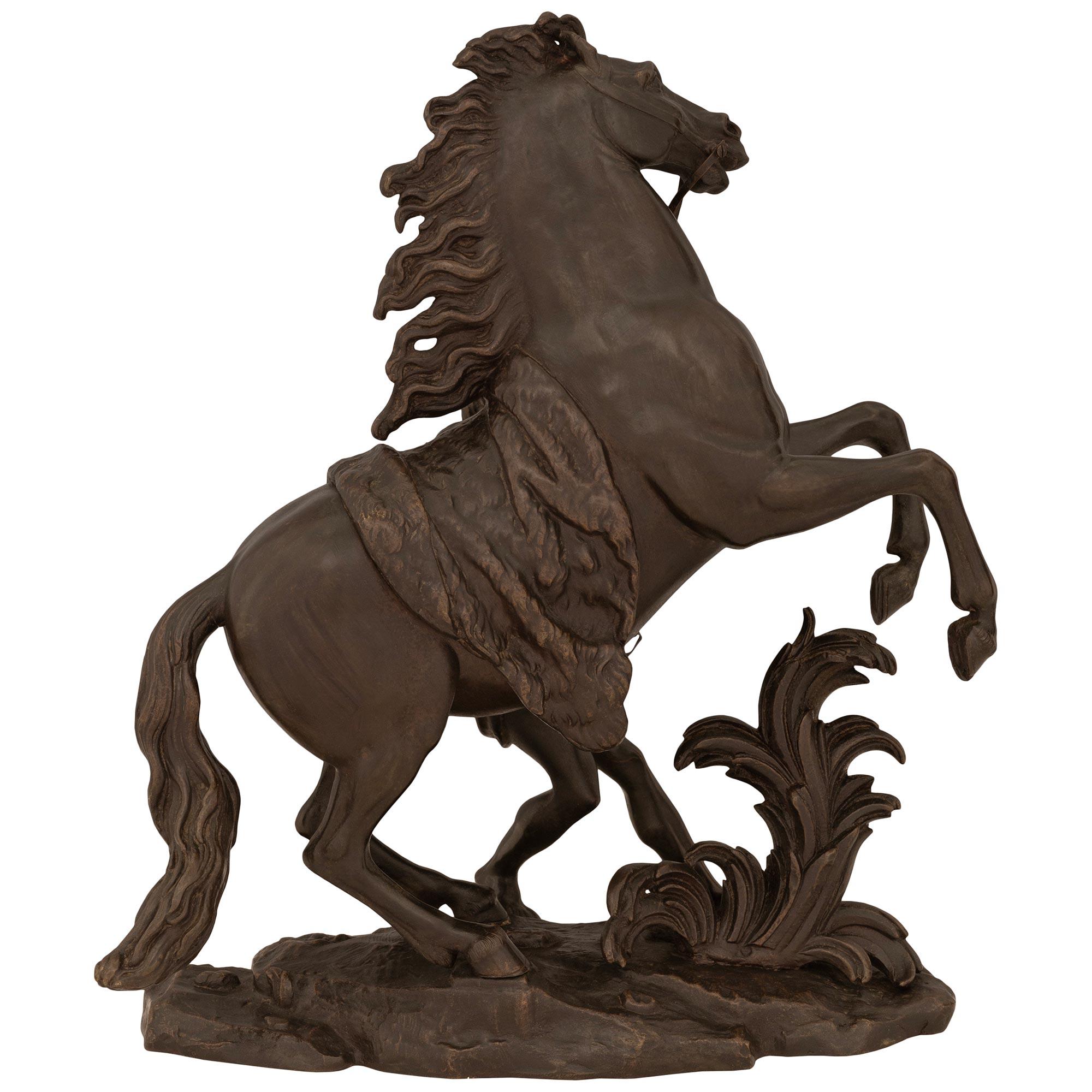 Statue française du 19ème siècle représentant un cheval et son écusson en vente 2