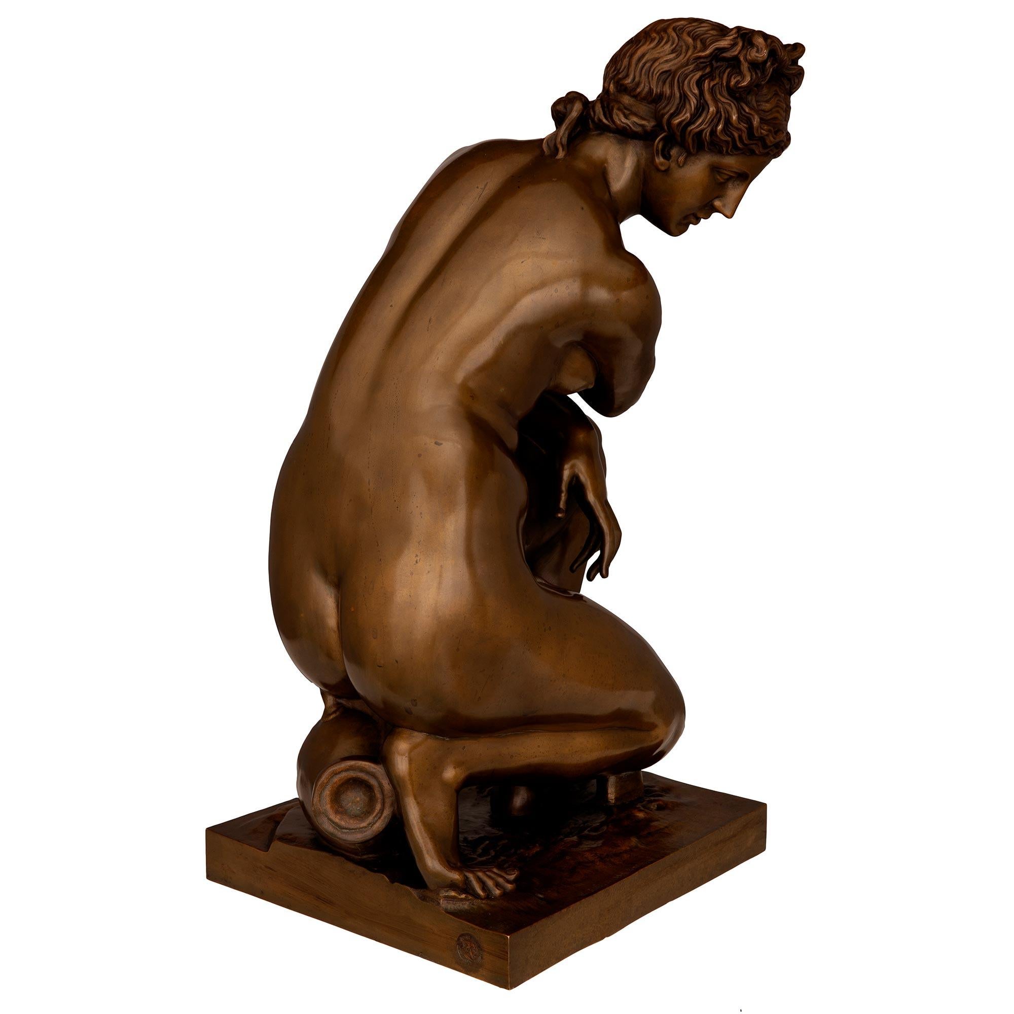 Statue classique et très élégante de Vénus agenouillée en bronze patiné du XIXe siècle, signée F. Barbedienne Fondeur et estampillée 
