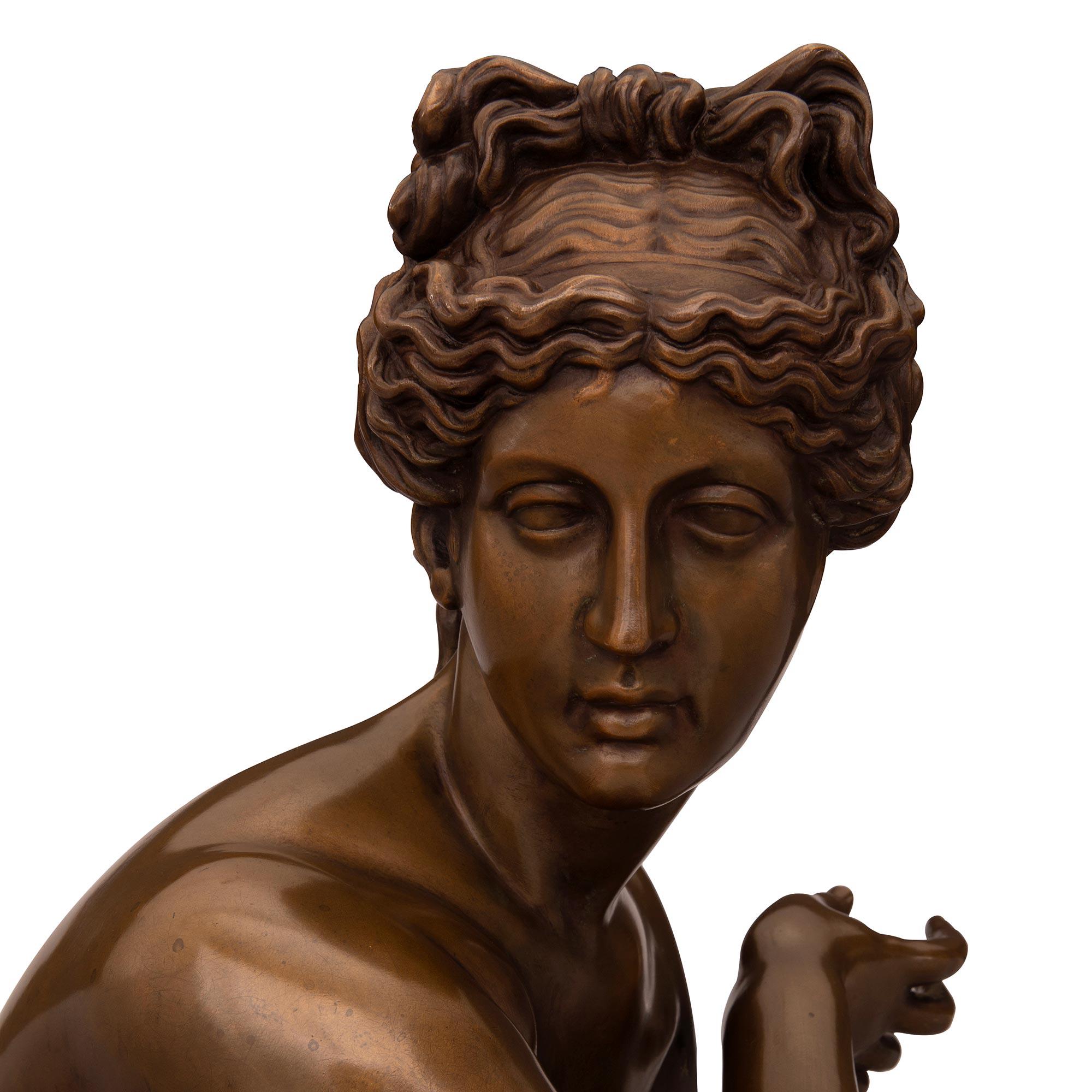 Patiné Statue de Vénus en bronze du XIXe siècle, signée Barbedienne en vente