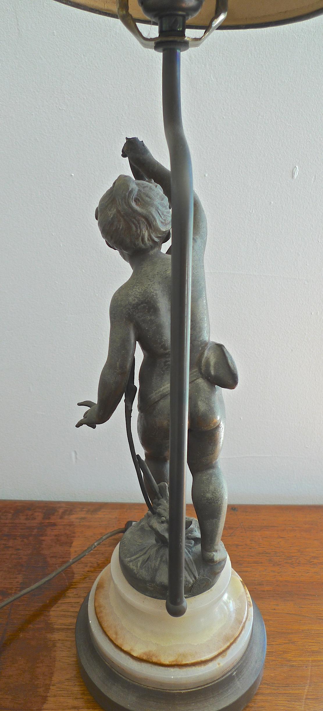 XIXe siècle Statuette française en bronze du 19ème siècle sur Stand en marbre transformé en lampe de bureau en vente