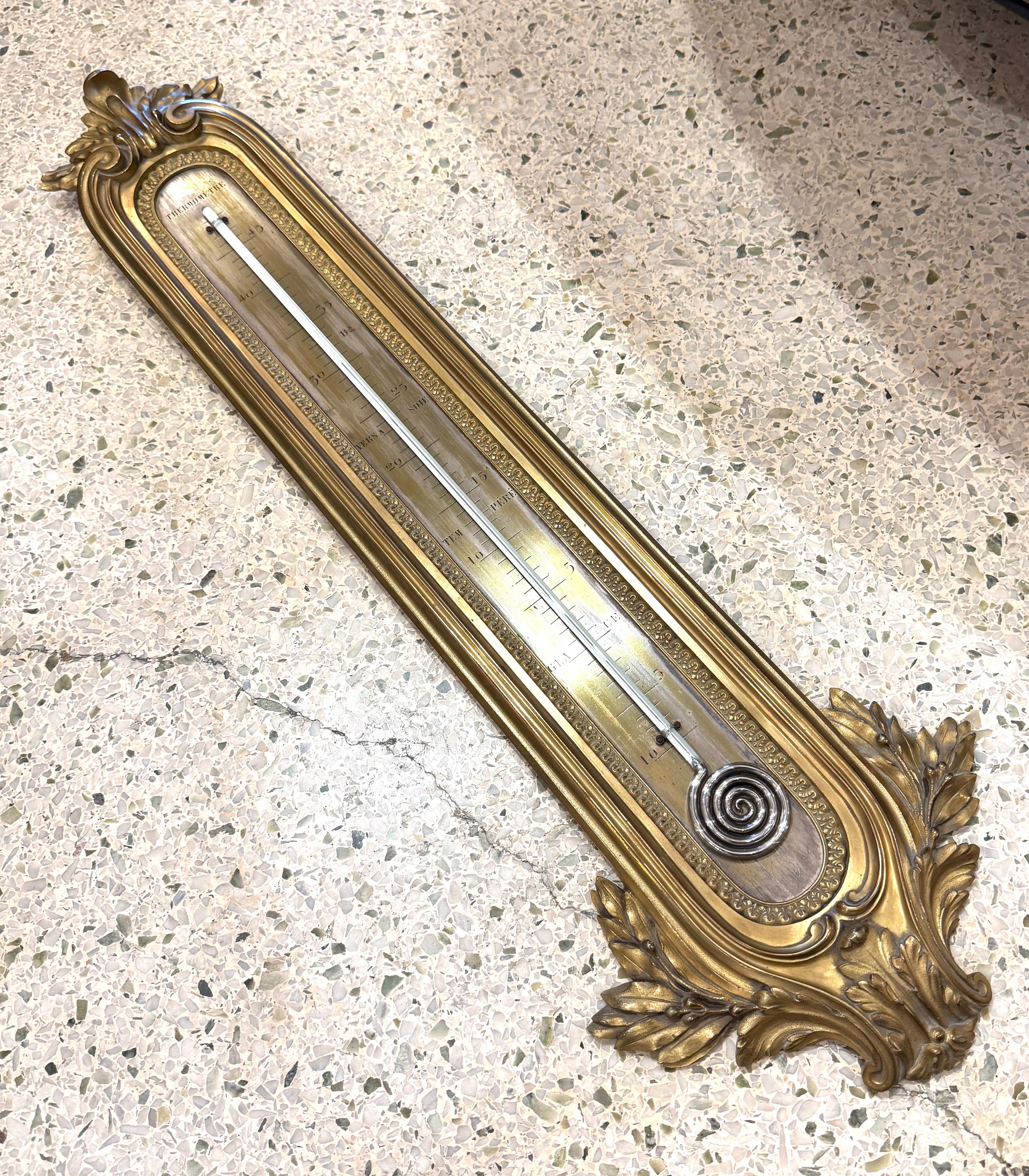 Original thermomètre mural du 19ème siècle mesurant en centigrades dans le style Louis XVI.  Tout en bronze et très élégant  thermomètre attribué à François Linke.   Tous les marqueurs météorologiques sont en français et indiquent certains états de
