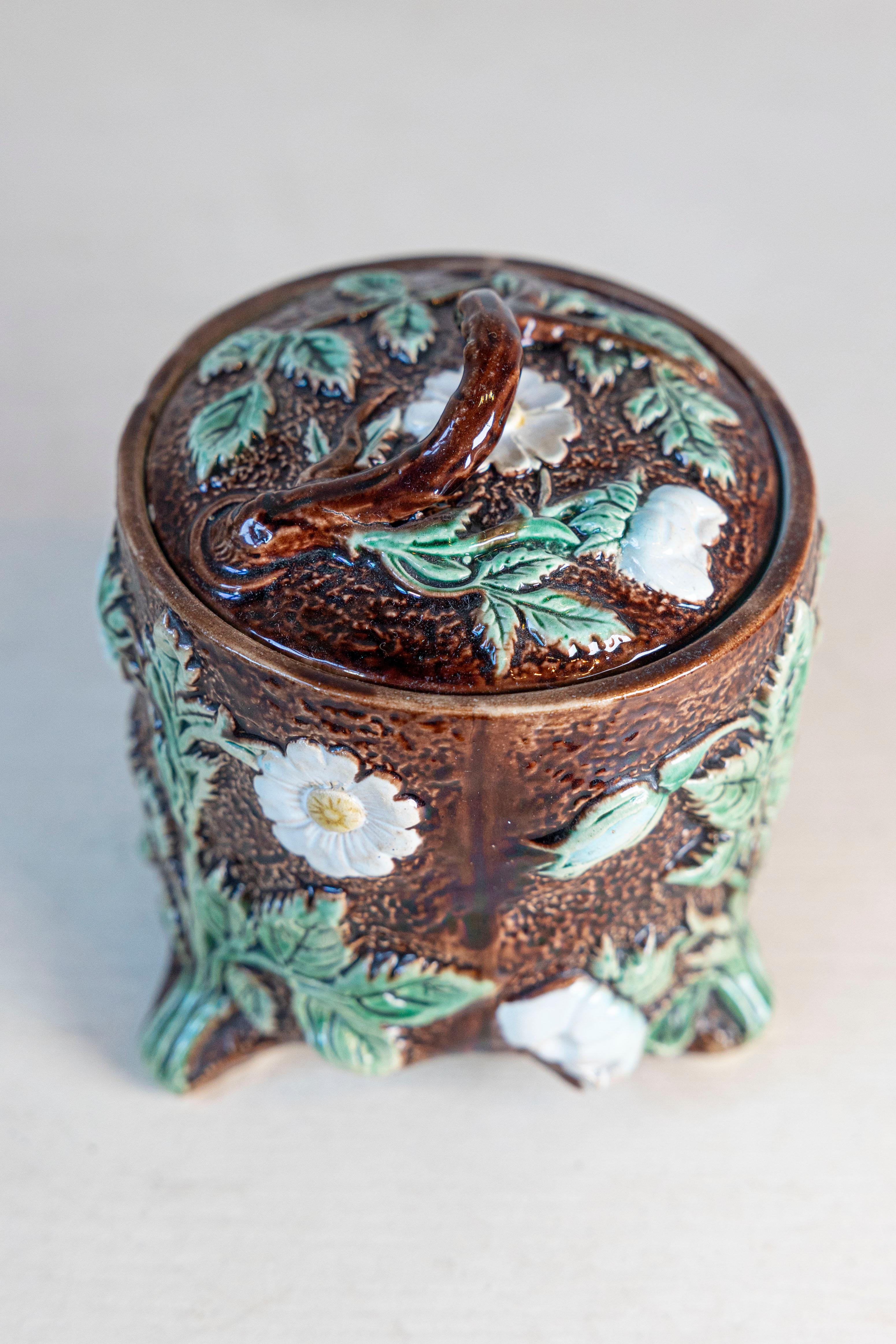 Francese Vaso con coperchio in maiolica marrone del XIX secolo con decori floreali a stampo in vendita