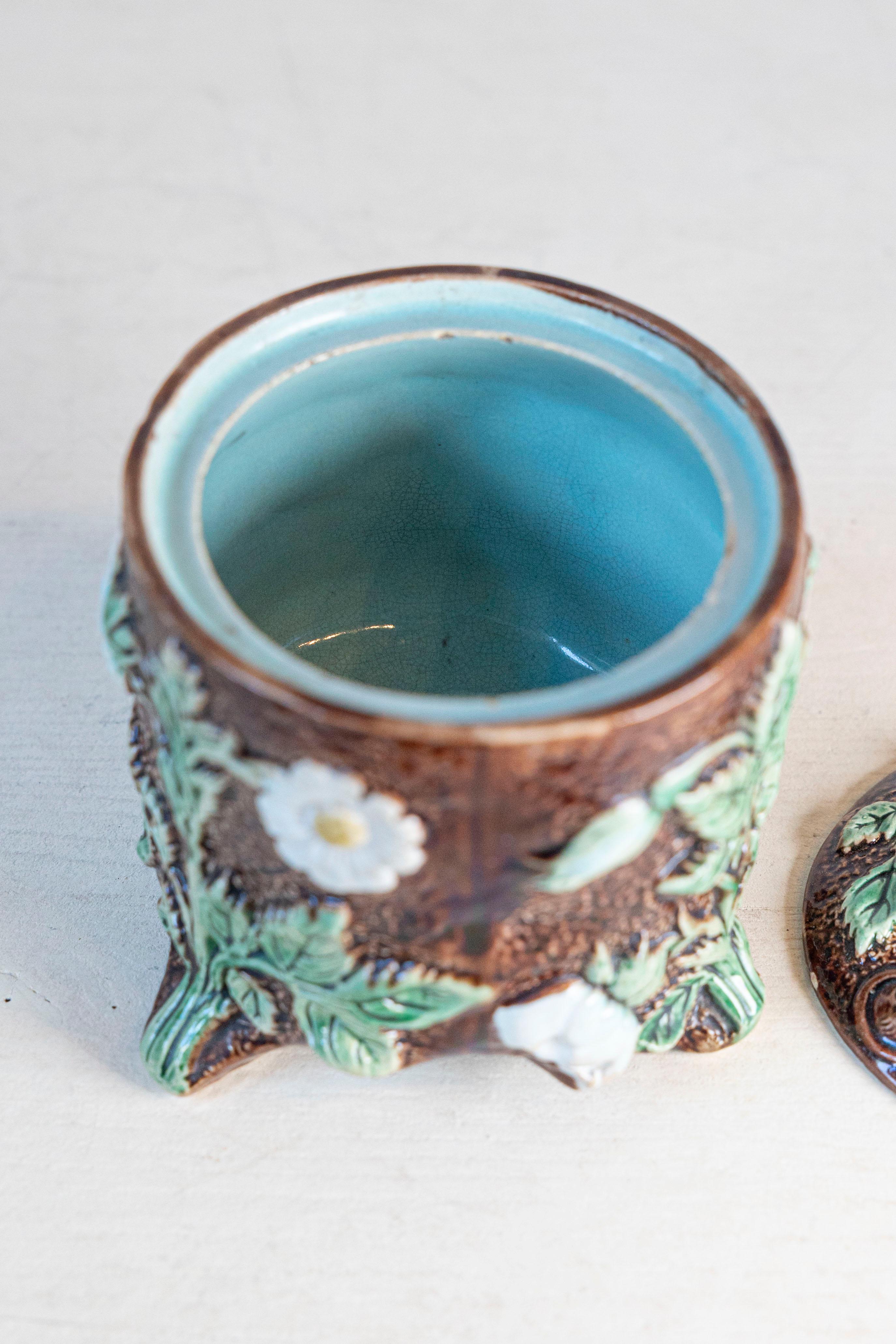 Smaltato Vaso con coperchio in maiolica marrone del XIX secolo con decori floreali a stampo in vendita
