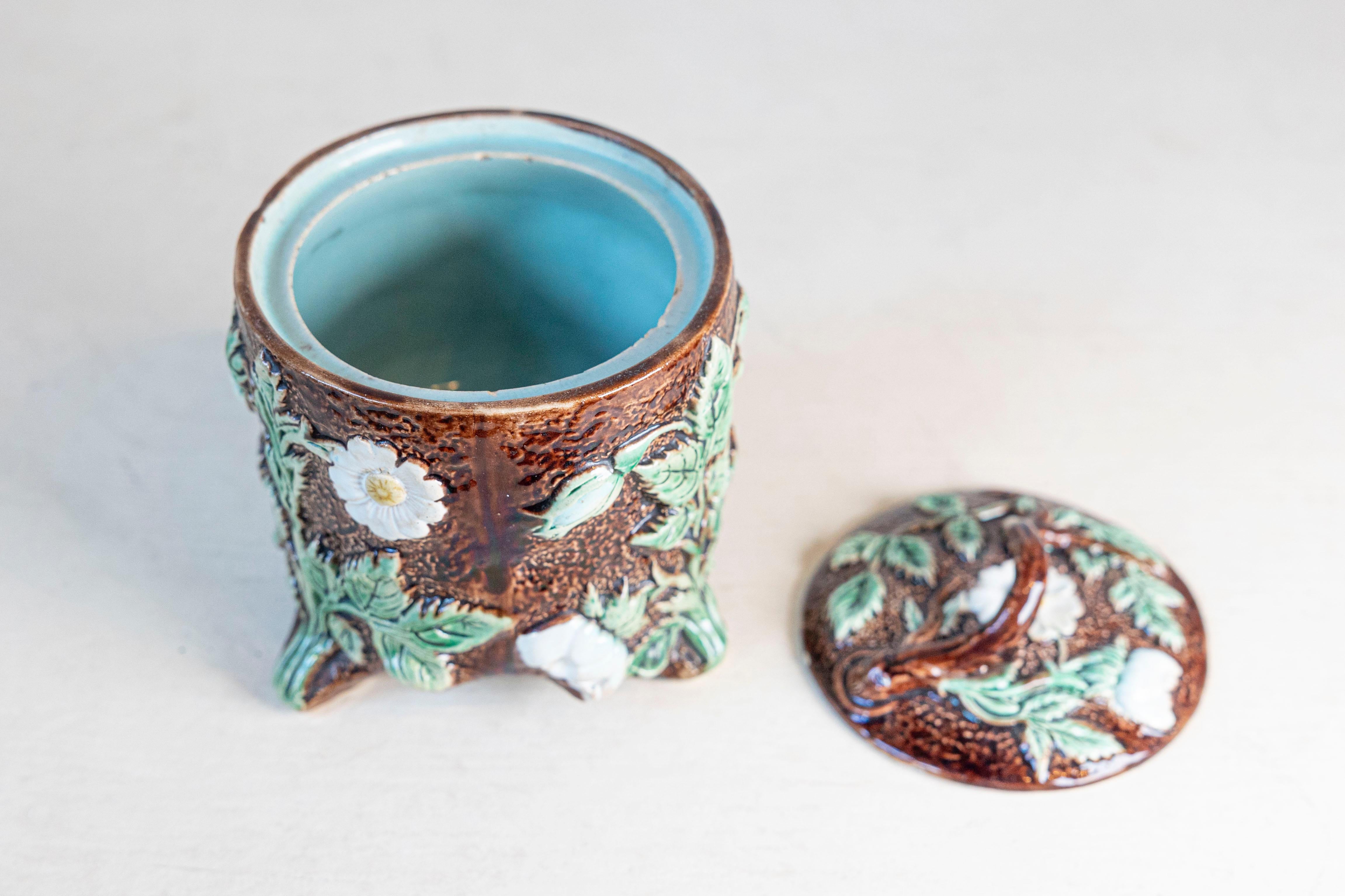 Vaso con coperchio in maiolica marrone del XIX secolo con decori floreali a stampo In condizioni buone in vendita a Atlanta, GA
