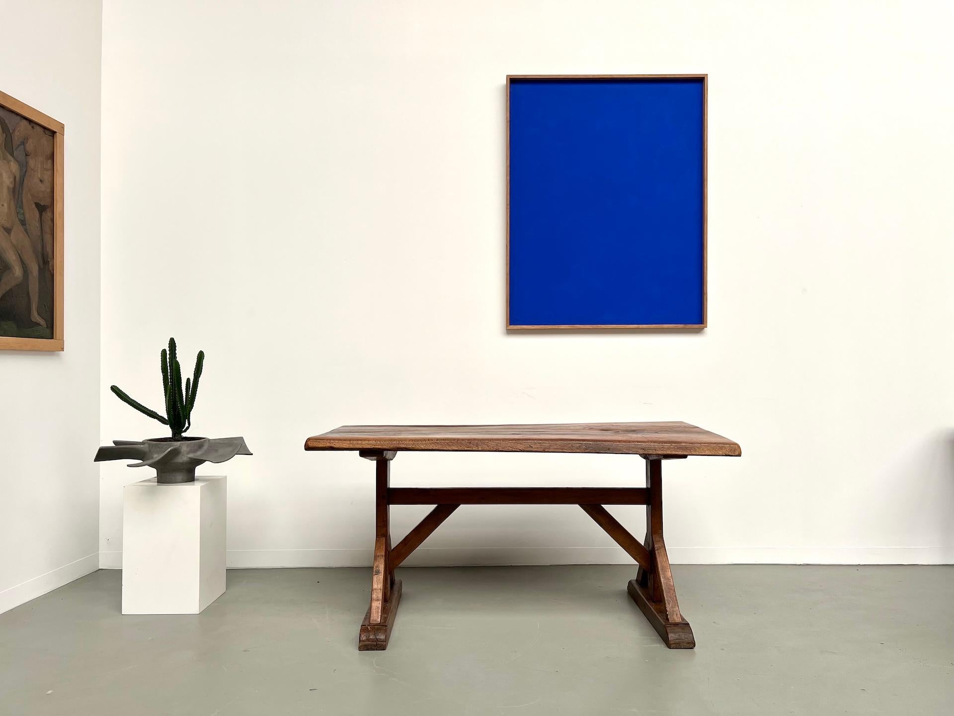 Superbe table en chêne massif du XIXe siècle, reposant sur une solide base en chêne ancien, entièrement chevillée. Il s'agit d'une belle pièce de collection avec un plateau épais et une patine unique. Composé de deux grandes planches de chêne