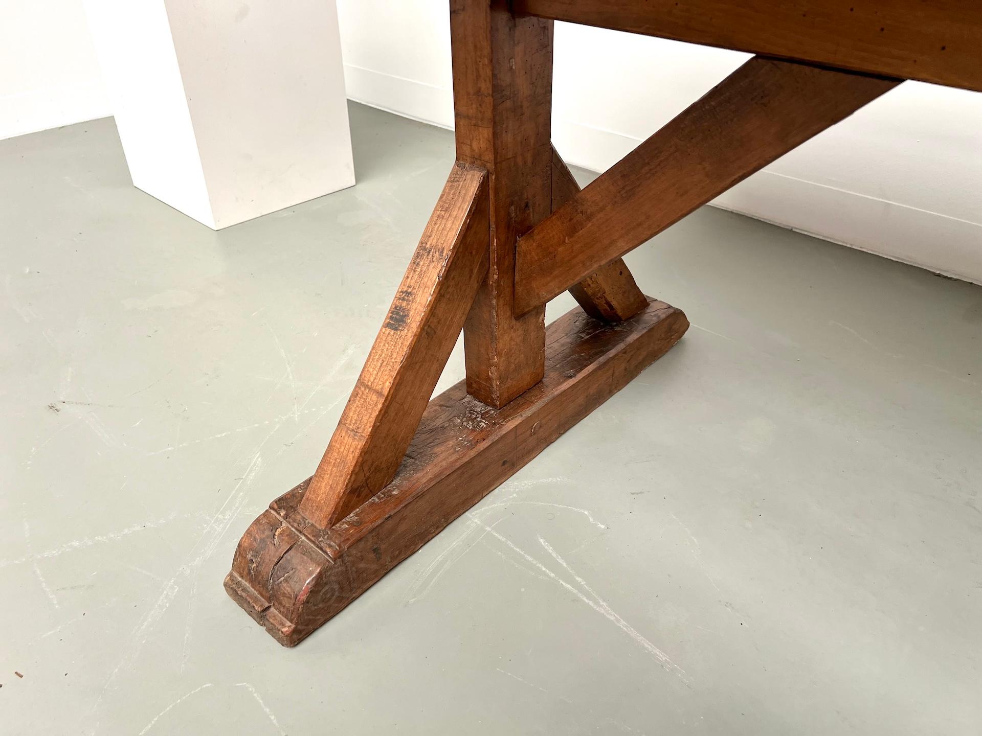 Milieu du XIXe siècle Table en chêne brutaliste française du 19e siècle en vente