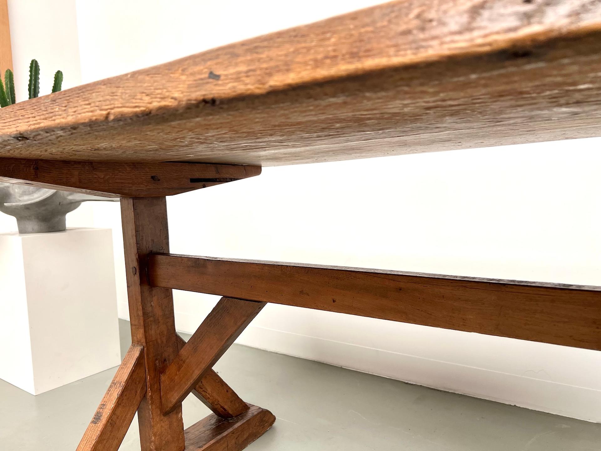 Table en chêne brutaliste française du 19e siècle en vente 2
