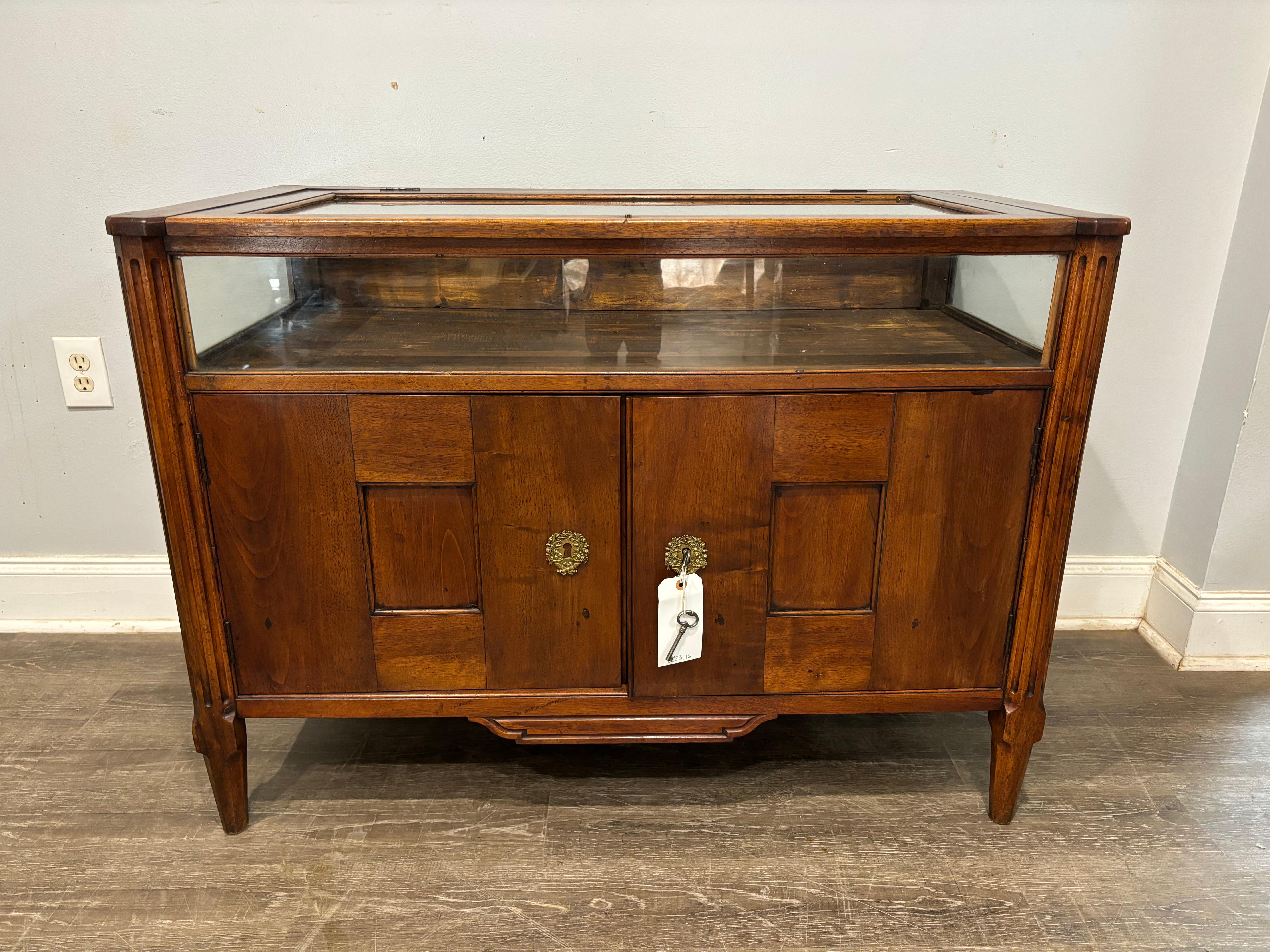 This buffet Vitrine is made of walnut and is interesting as a vitrine. There is a key to lock the top. 