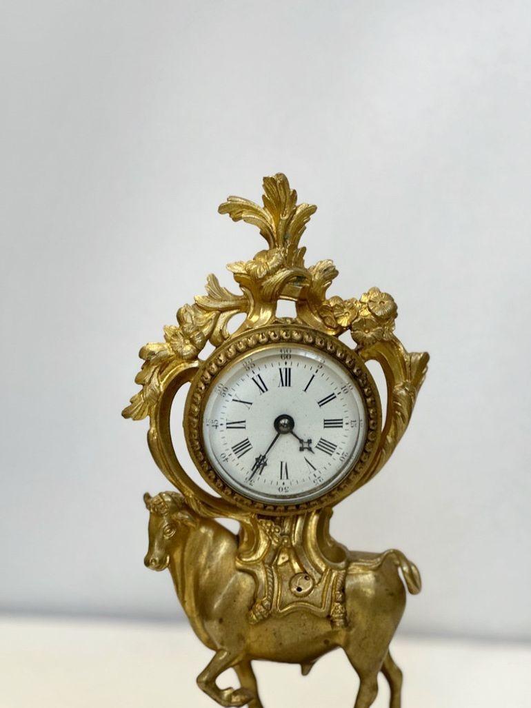 Französische Stier-Bronze-Uhr aus dem 19. Jahrhundert im Angebot 1