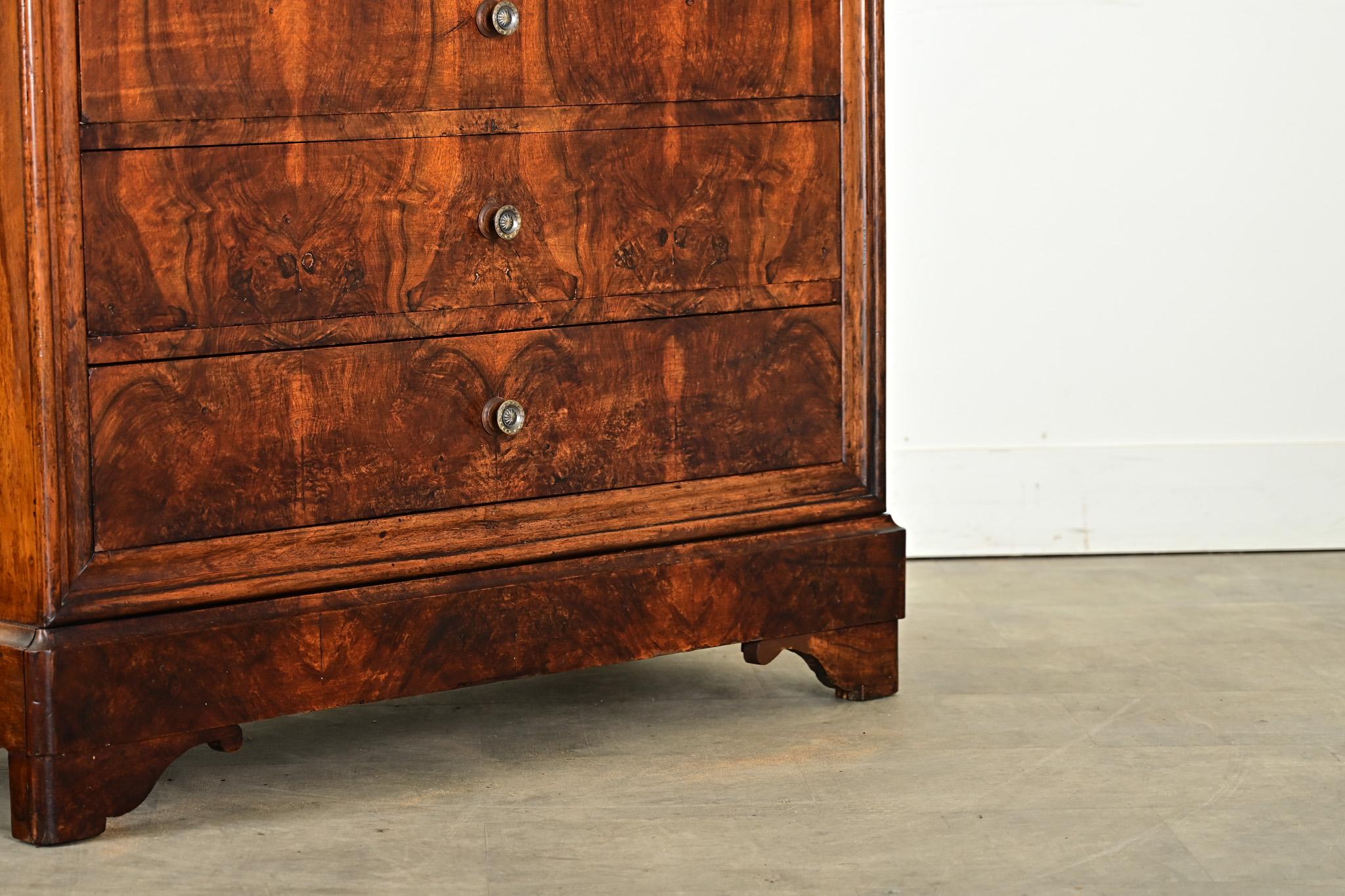 Commode francese del XIX secolo in radica di noce Louis Philippe in vendita 1