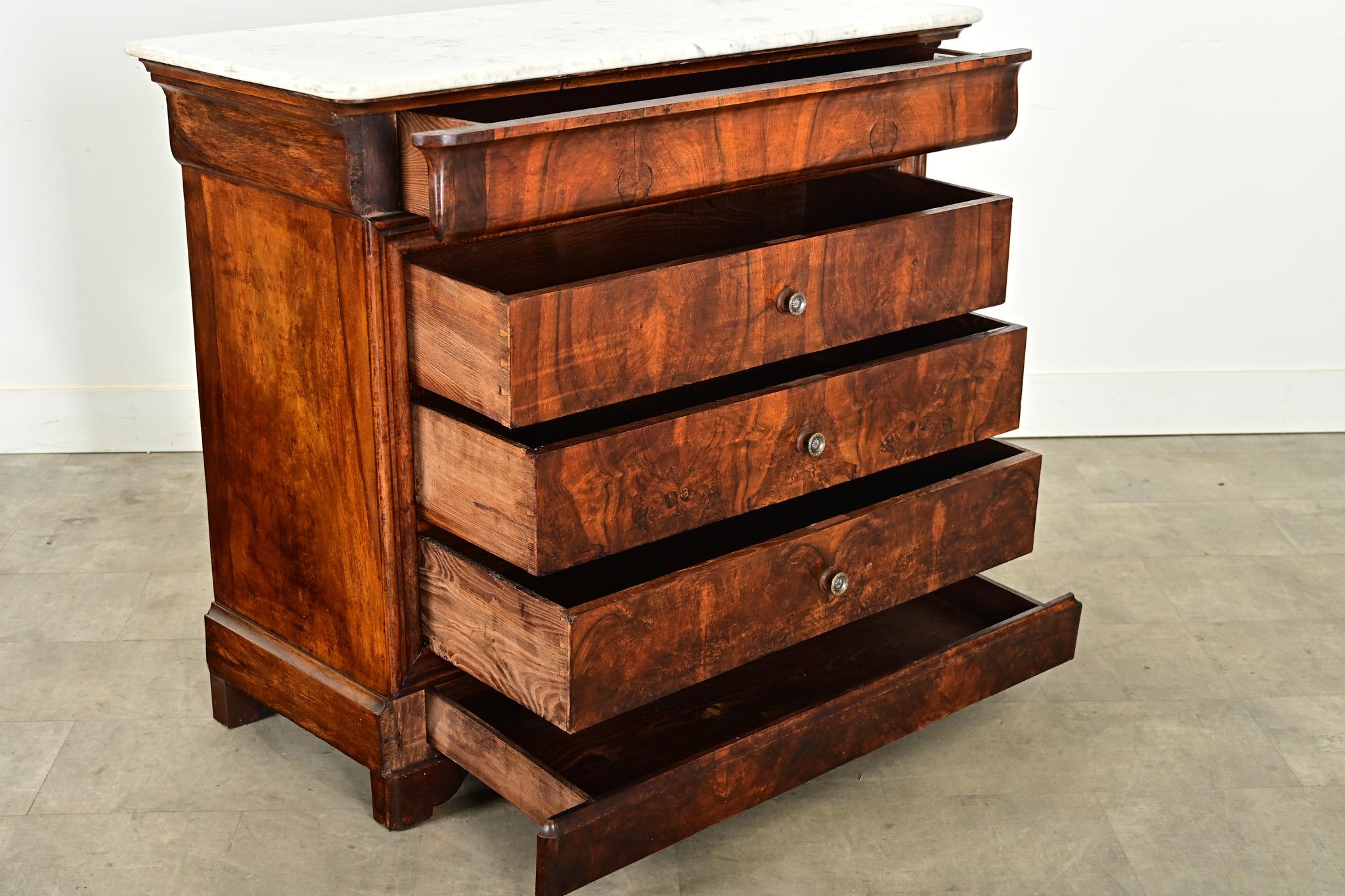 Commode francese del XIX secolo in radica di noce Louis Philippe in vendita 2