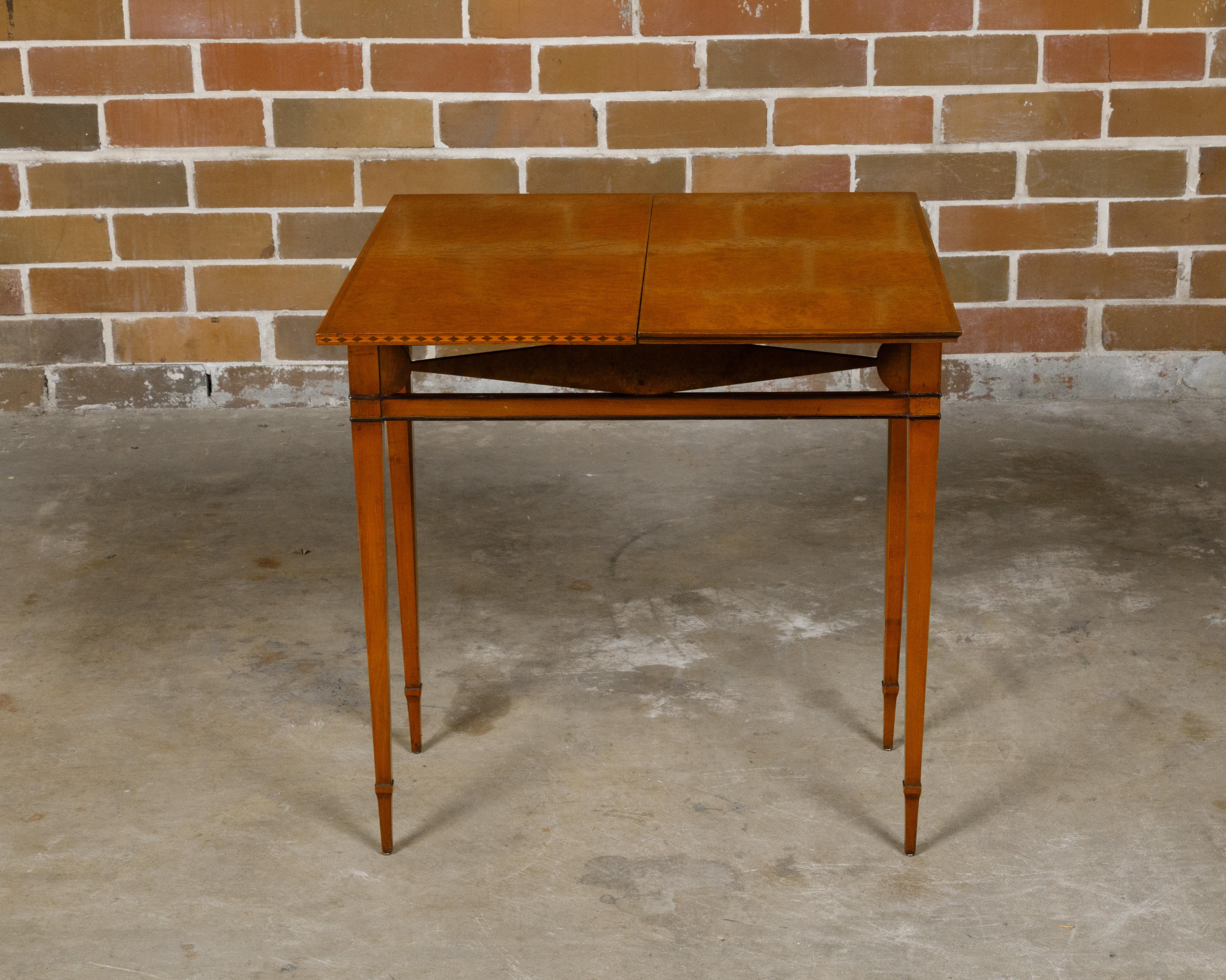 Französischer klappbarer Tisch aus Wurzelholz des 19. Jahrhunderts mit eingelegten Akzenten und Diamantmotiv (Intarsie) im Angebot